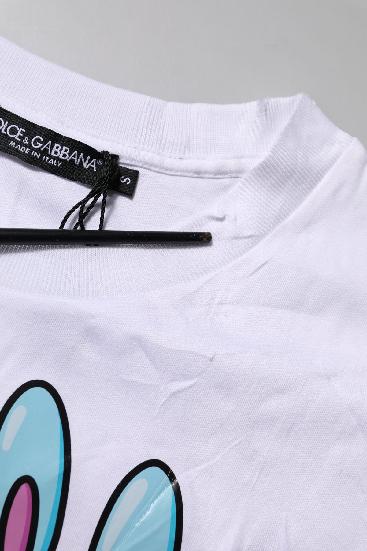 Elevate your style with the Dolce & Gabbana White Cotton Graphic Print Crew Neck T-shirt, a luxurious blend of comfort and artistry, perfect for sophisticated occasions.