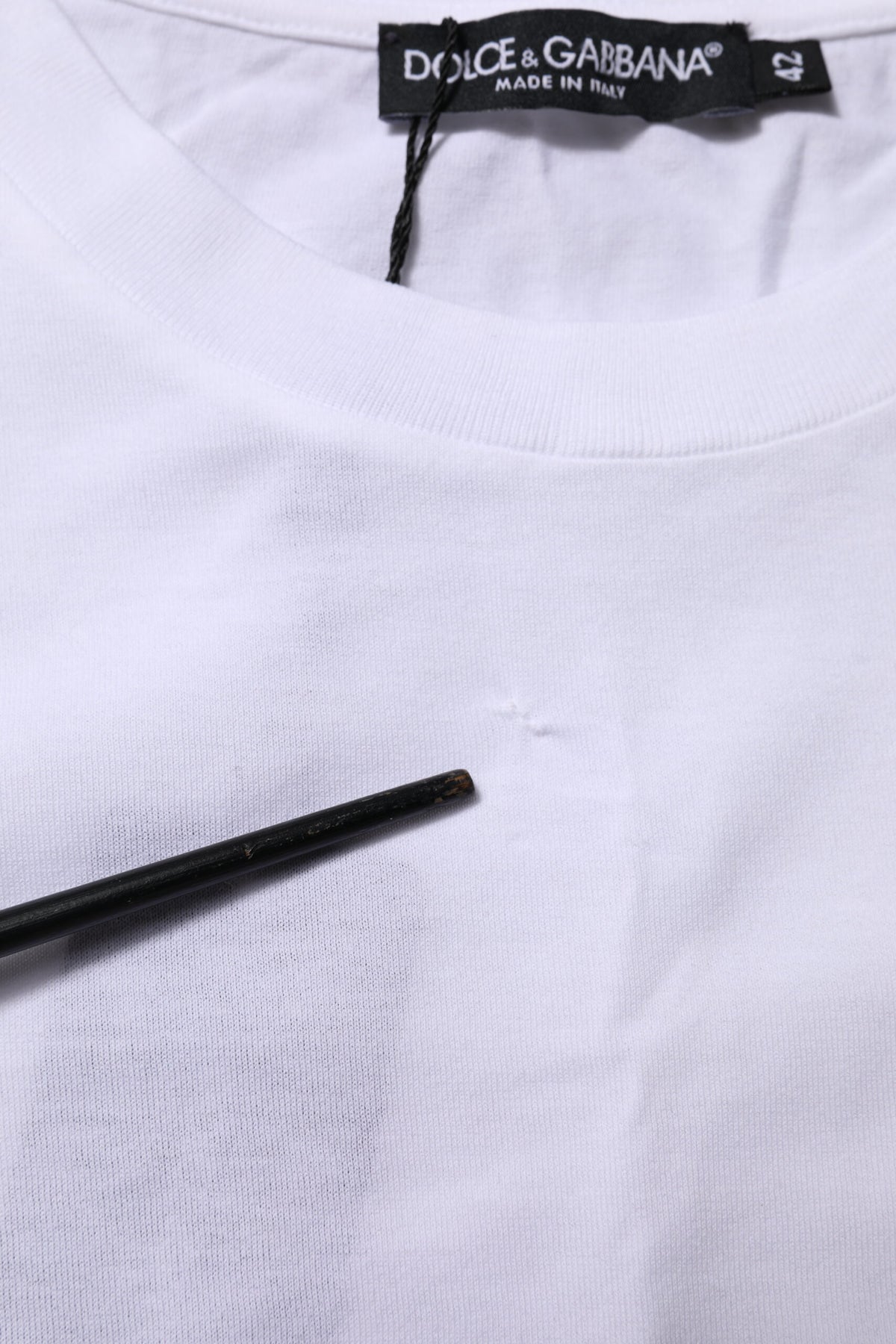 Elevate your wardrobe with the Dolce & Gabbana White Cotton Round Neck T-shirt, a masterpiece of Italian craftsmanship that embodies timeless elegance and versatility.