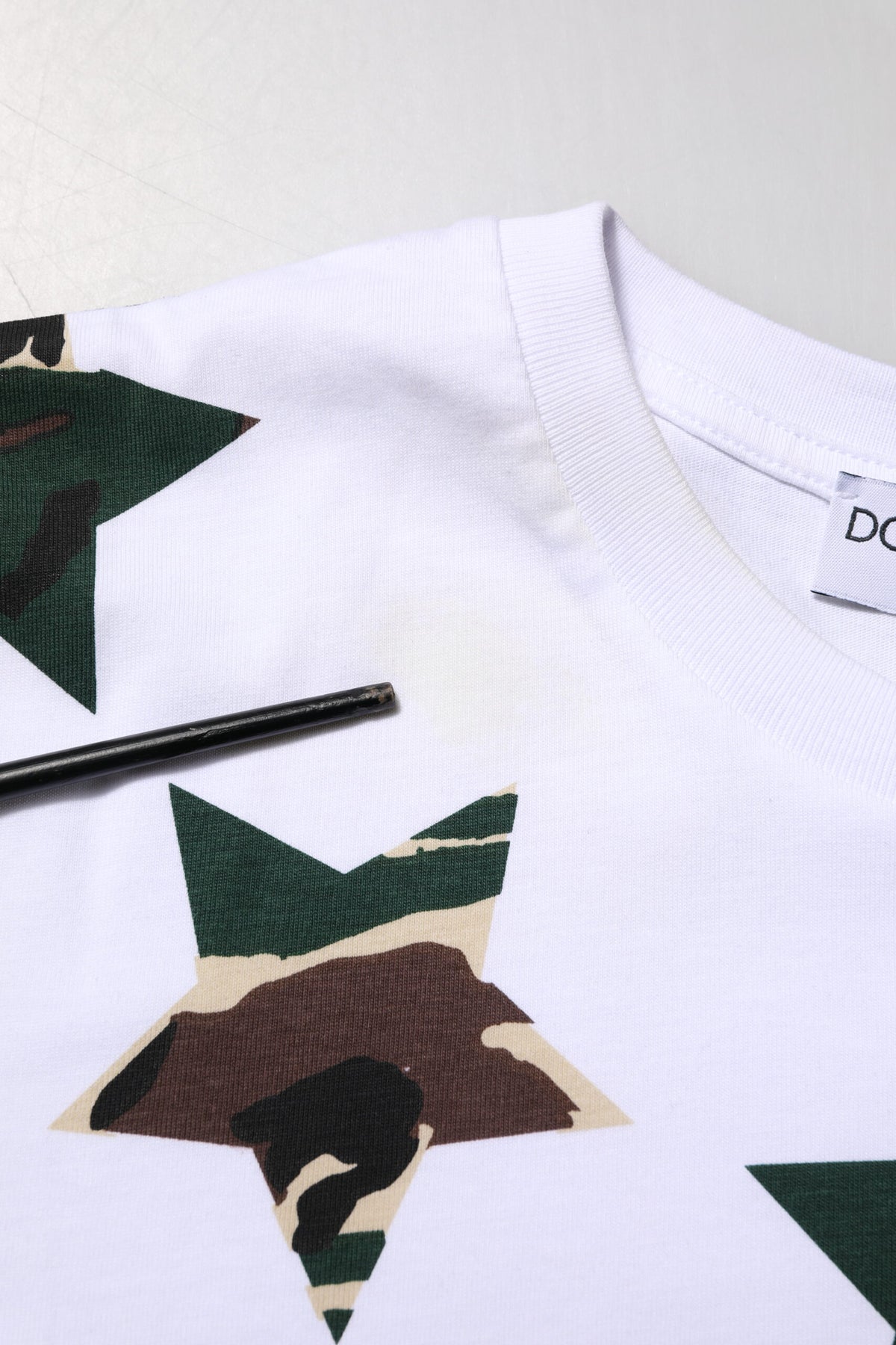 Experience the exquisite craftsmanship of the Dolce & Gabbana White Camouflage Cotton Men Crew Neck T-shirt, a luxurious blend of comfort and style for the discerning individual.