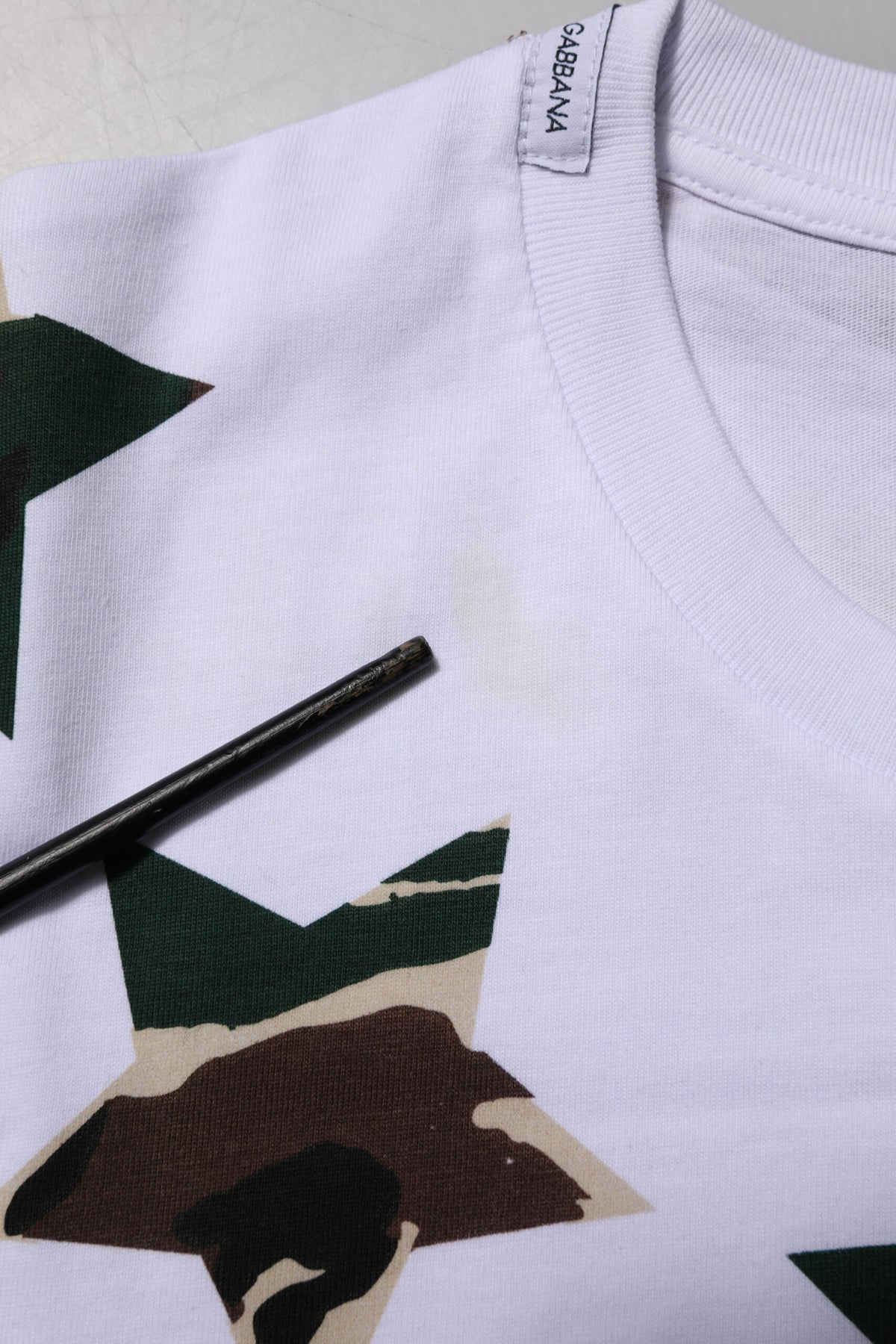 Discover the Dolce & Gabbana White Camouflage Cotton Men Crew Neck T-shirt, a fusion of luxurious craftsmanship and contemporary style, perfect for the discerning individual.