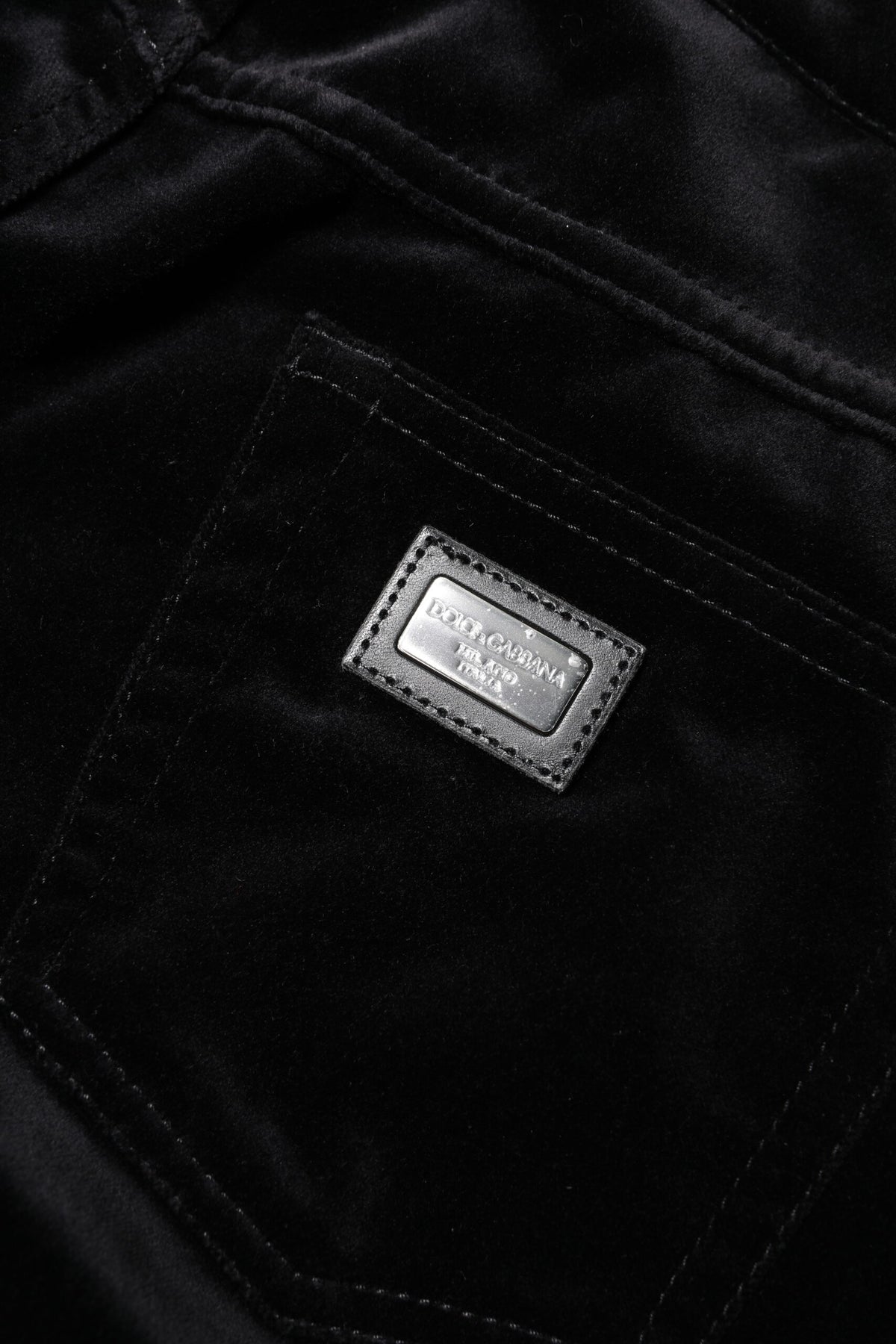 Discover the allure of Dolce & Gabbana's Black Cotton Skinny Capri Cropped Denim Jeans, where exquisite Italian craftsmanship meets sensual elegance for the discerning individual.
