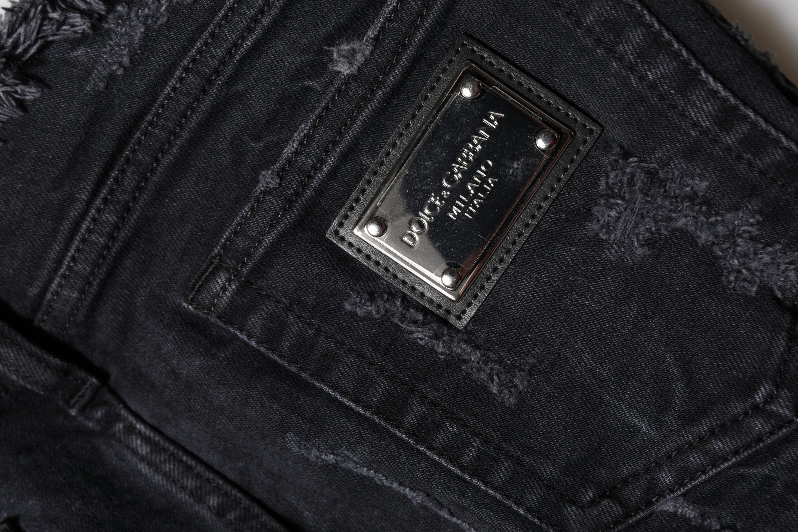 Indulge in the allure of Dolce & Gabbana's Black Cotton Tattered Skinny Denim Jeans, where exquisite Italian craftsmanship meets modern sophistication for the discerning individual.