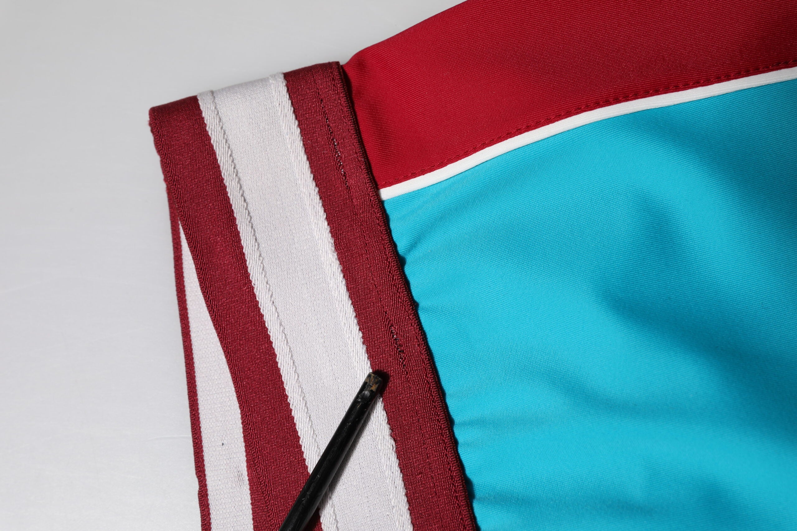 Elevate your wardrobe with Dolce & Gabbana's Blue Nylon Slim Fit Cropped Leggings, a luxurious blend of Italian craftsmanship and timeless elegance, perfect for any occasion.