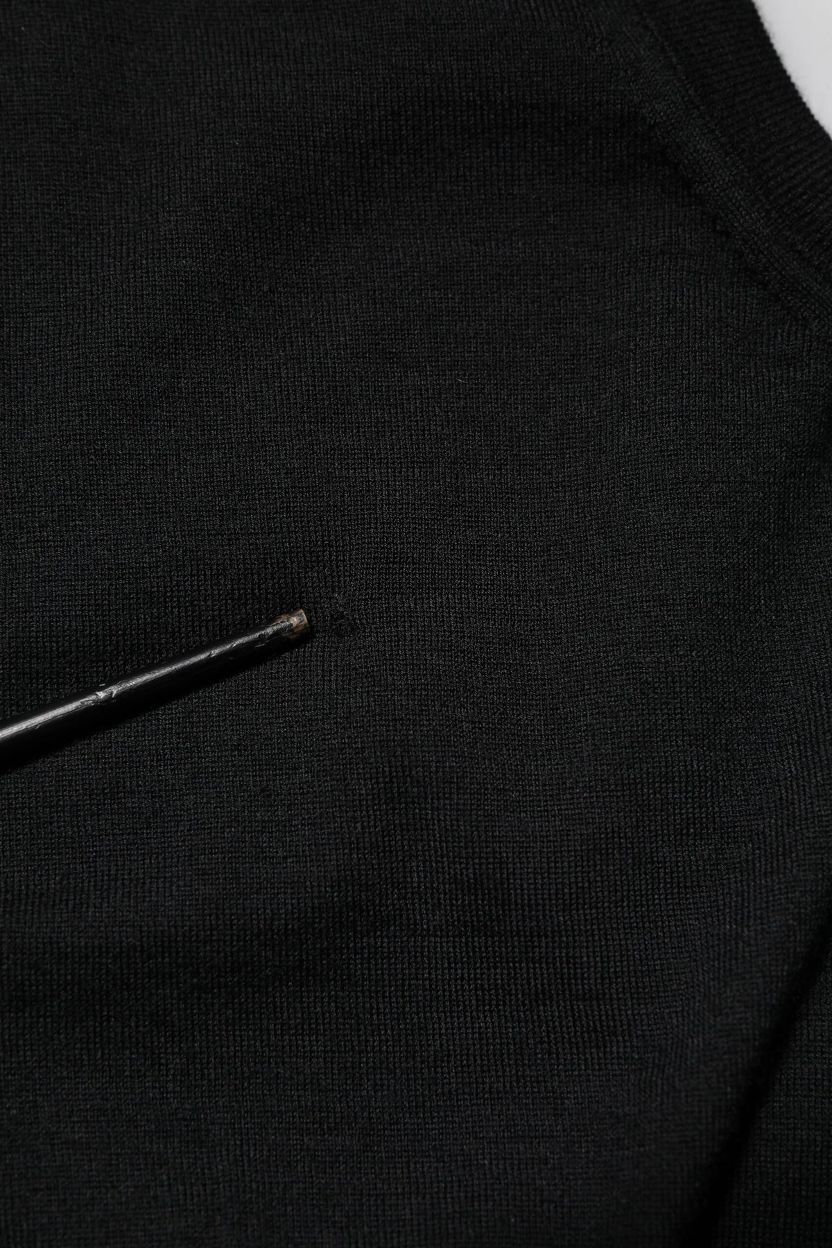 Experience the exquisite allure of Dolce & Gabbana's Black Cashmere Sleeveless Tank, a masterpiece of Italian craftsmanship that redefines luxury and elegance.