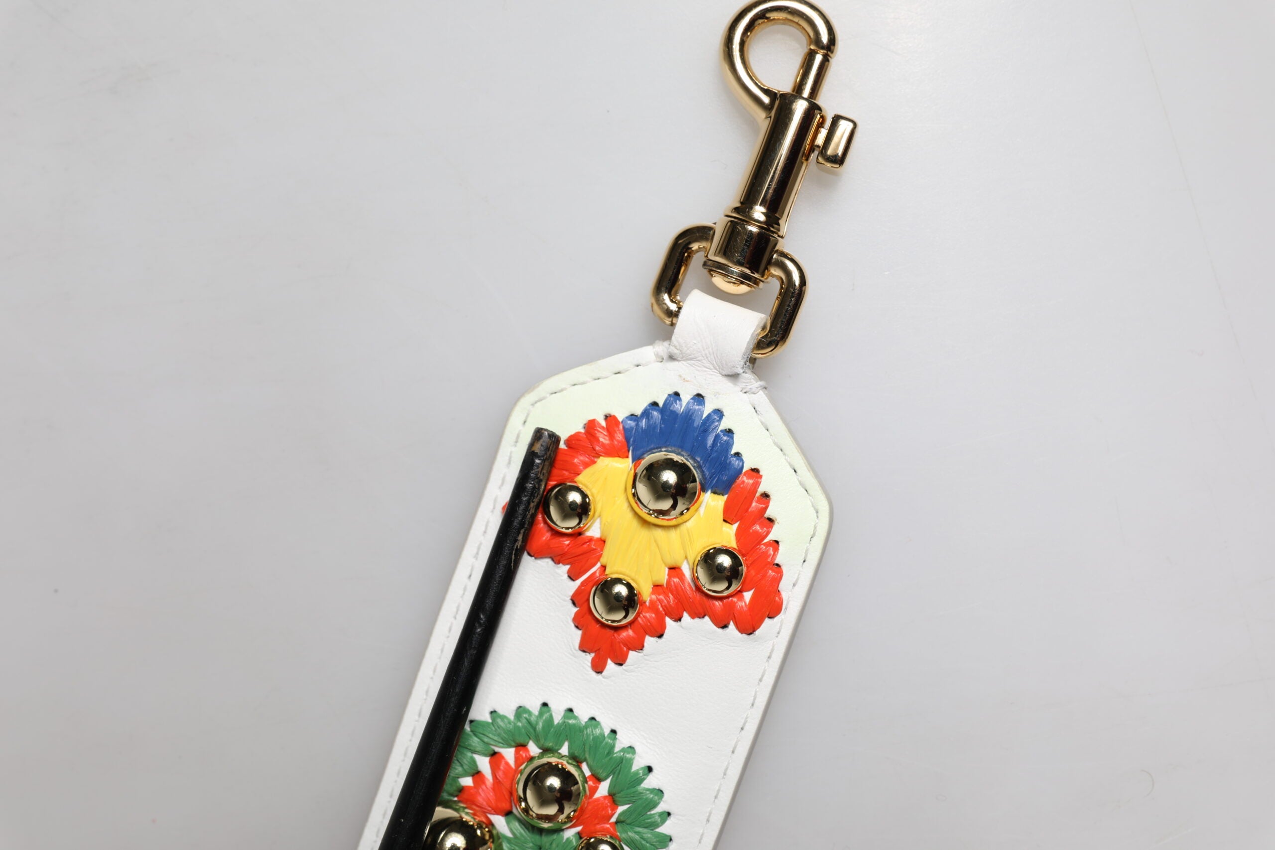 Elevate your style with the Dolce & Gabbana White Calfskin Raffia Embroidered Patchwork Shoulder Strap, a luxurious blend of artisanal craftsmanship and exquisite design.