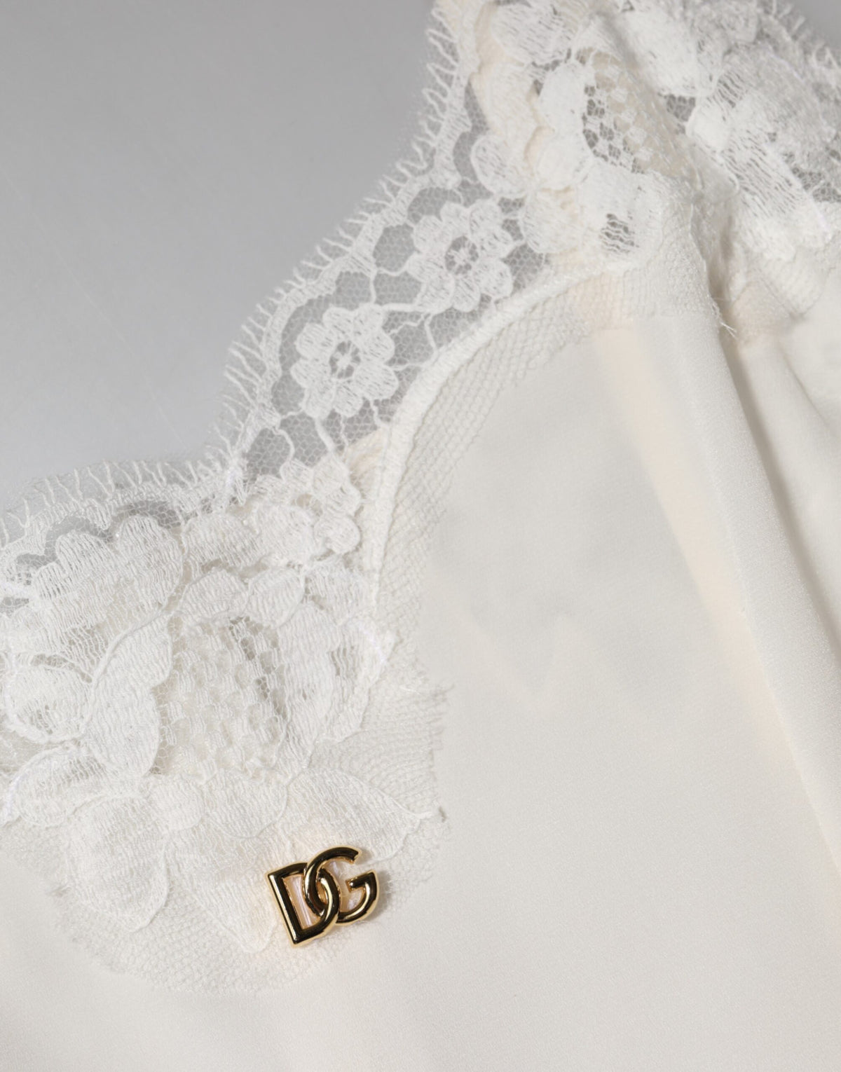 Indulge in the exquisite Dolce & Gabbana White Lace Gold DG Logo Silk Dress Sleepwear, a timeless blend of silk and lace that embodies luxury and sophistication for every elegant moment.