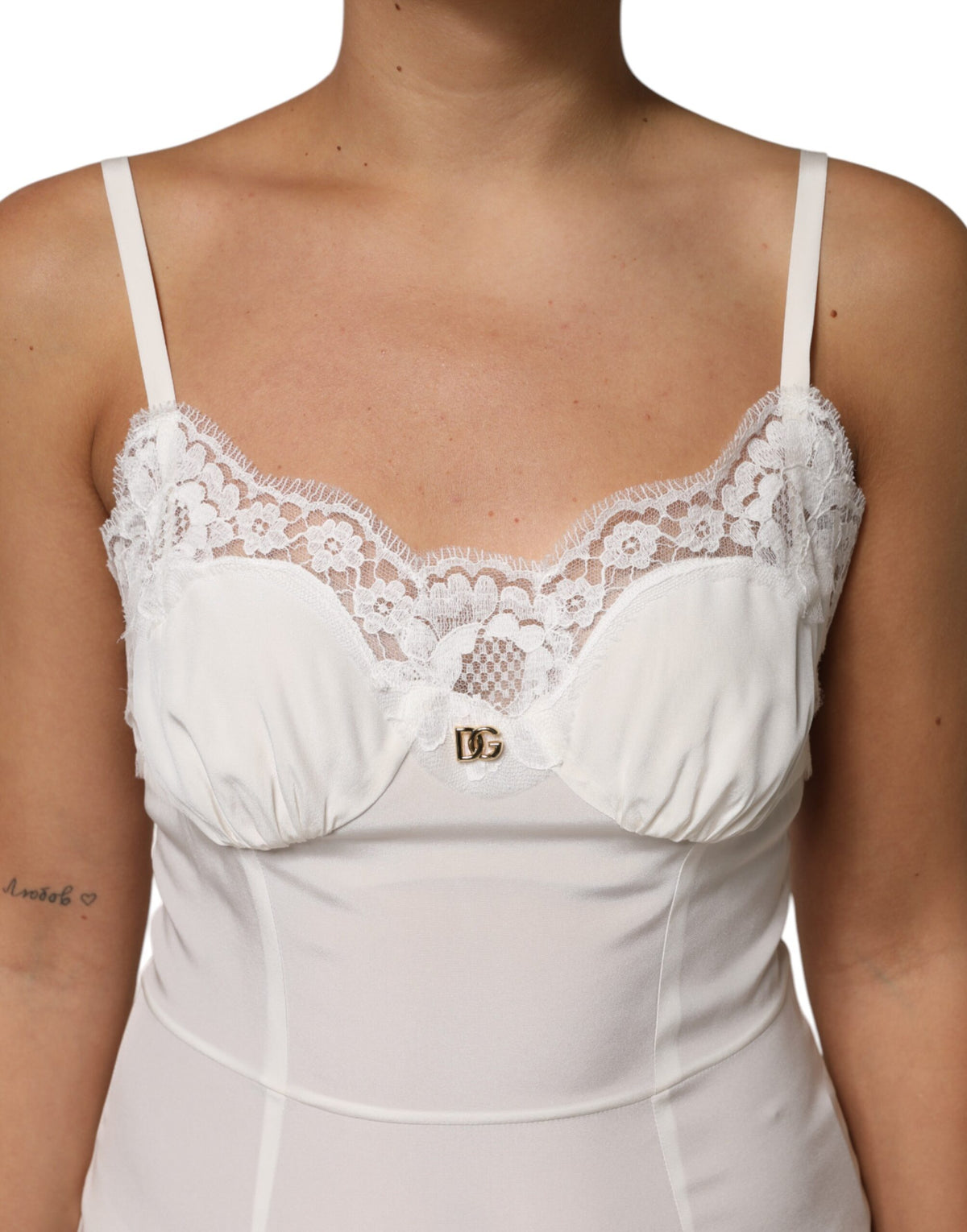 Indulge in the exquisite Dolce & Gabbana White Lace DG Logo Silk Dress Sleepwear, a luxurious blend of silk and cotton that embodies elegance and refined femininity, perfect for intimate evenings or sophisticated gatherings.