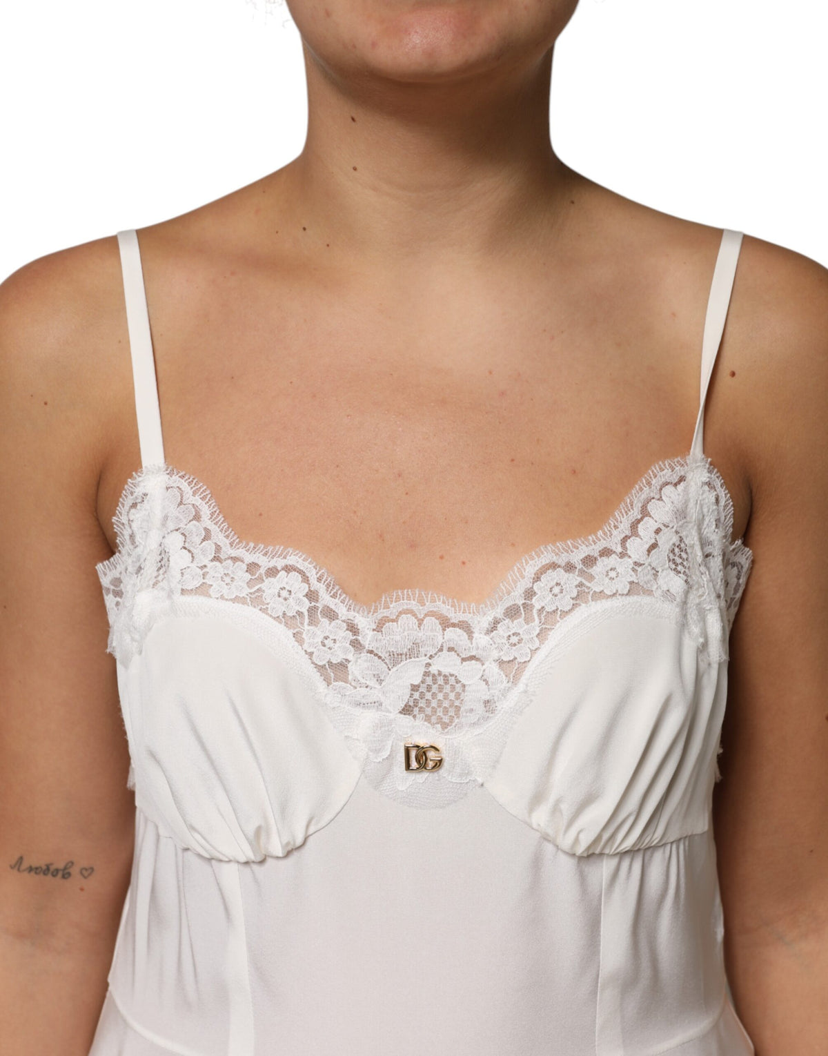 Indulge in the exquisite allure of Dolce & Gabbana's White Lace Gold DG Logo Silk Dress Sleepwear, where luxurious silk and delicate lace redefine elegance for the discerning individual.