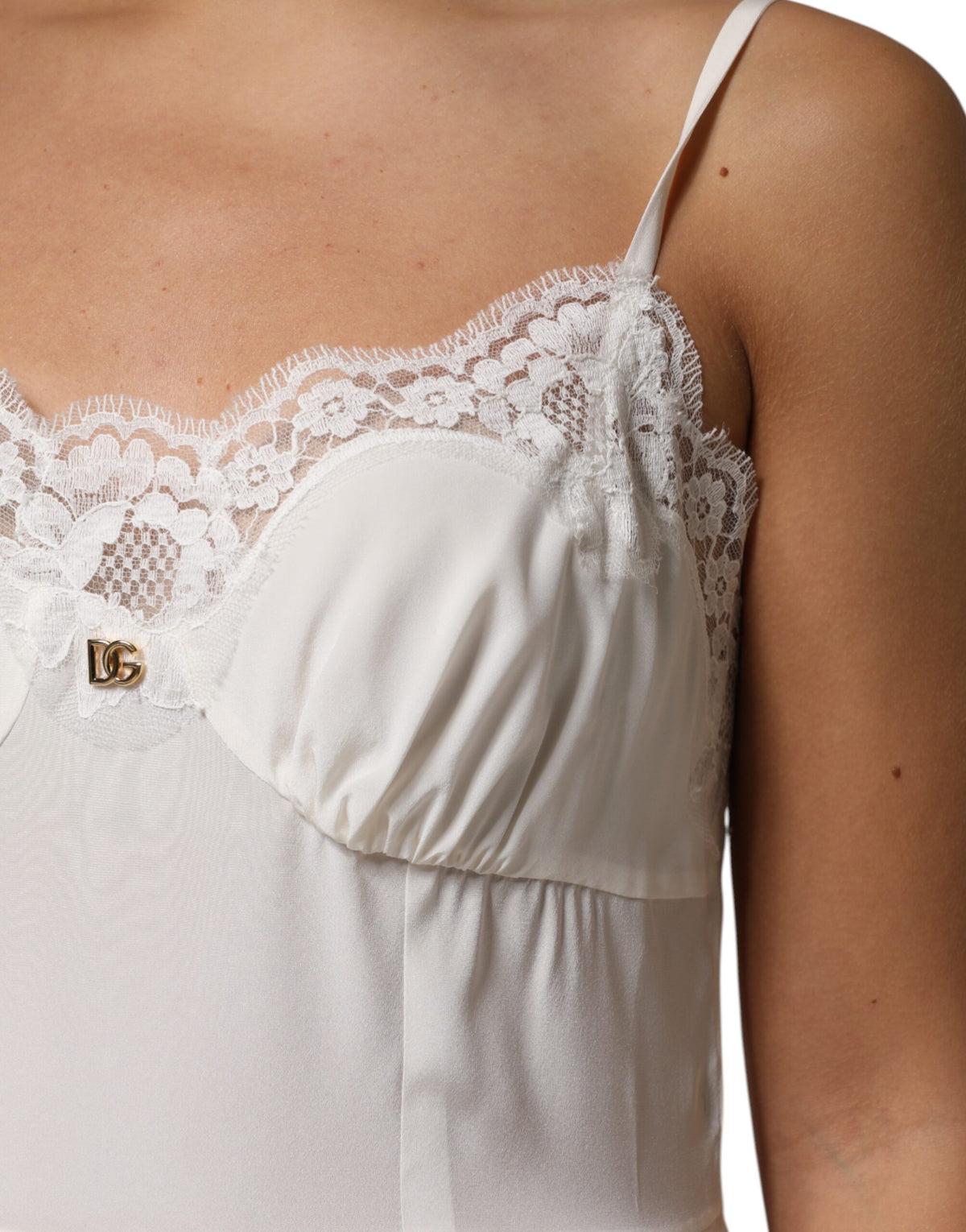 Indulge in the exquisite allure of Dolce & Gabbana's White Lace Gold DG Logo Silk Dress Sleepwear, where luxurious silk and delicate craftsmanship redefine elegance for the discerning individual.