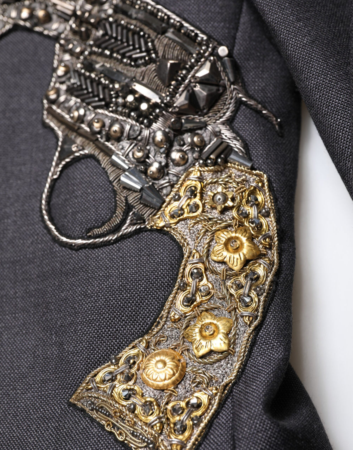 Experience the exquisite craftsmanship of the Dolce & Gabbana Dark Gray Bee Embroidery Wool Coat Blazer, a statement piece that embodies luxury and sophistication.