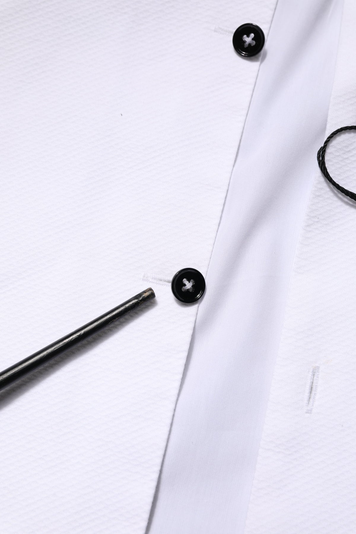Experience the allure of the Dolce & Gabbana White Bib Cotton Poplin GOLD Men Formal Shirt, a masterpiece of Italian craftsmanship that embodies timeless elegance and sophistication.