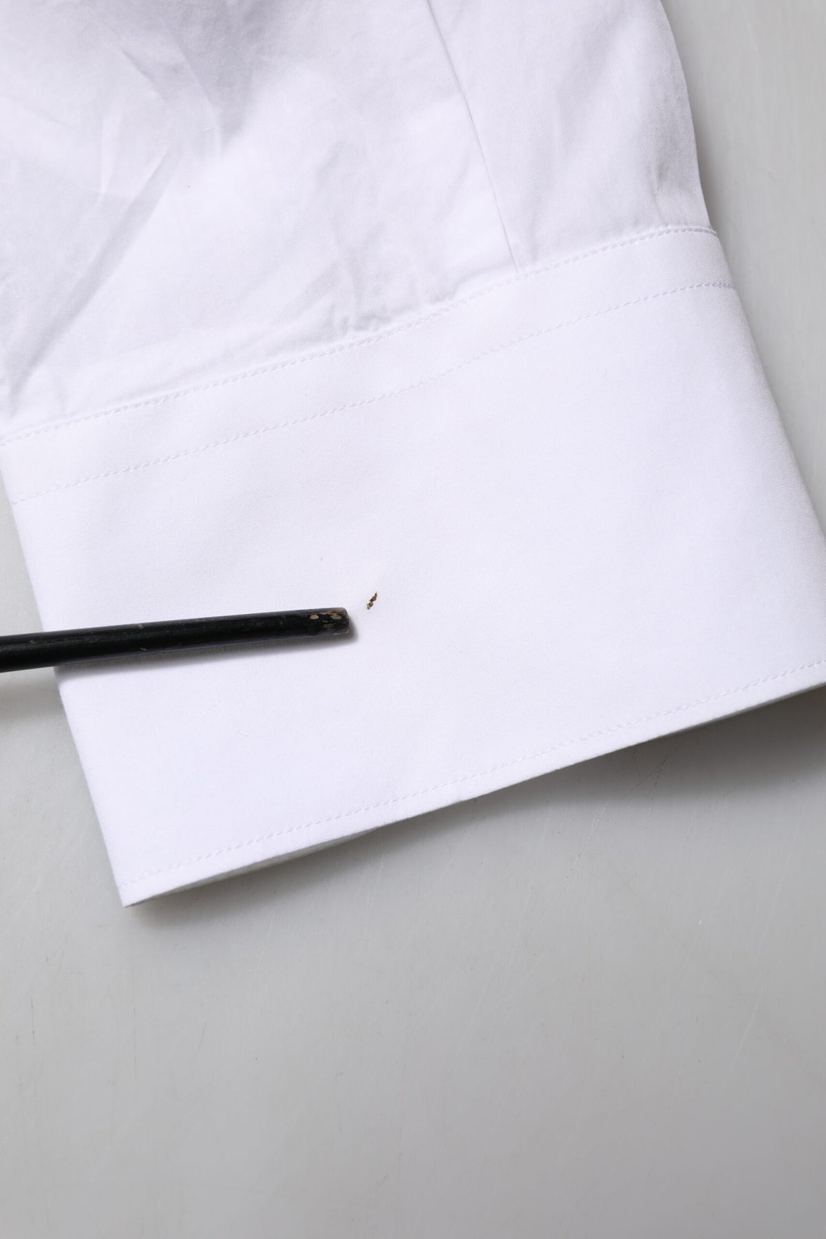 Experience the allure of the Dolce & Gabbana White Bib Cotton Poplin GOLD shirt, a testament to Italian craftsmanship that elevates your elegance for any occasion.