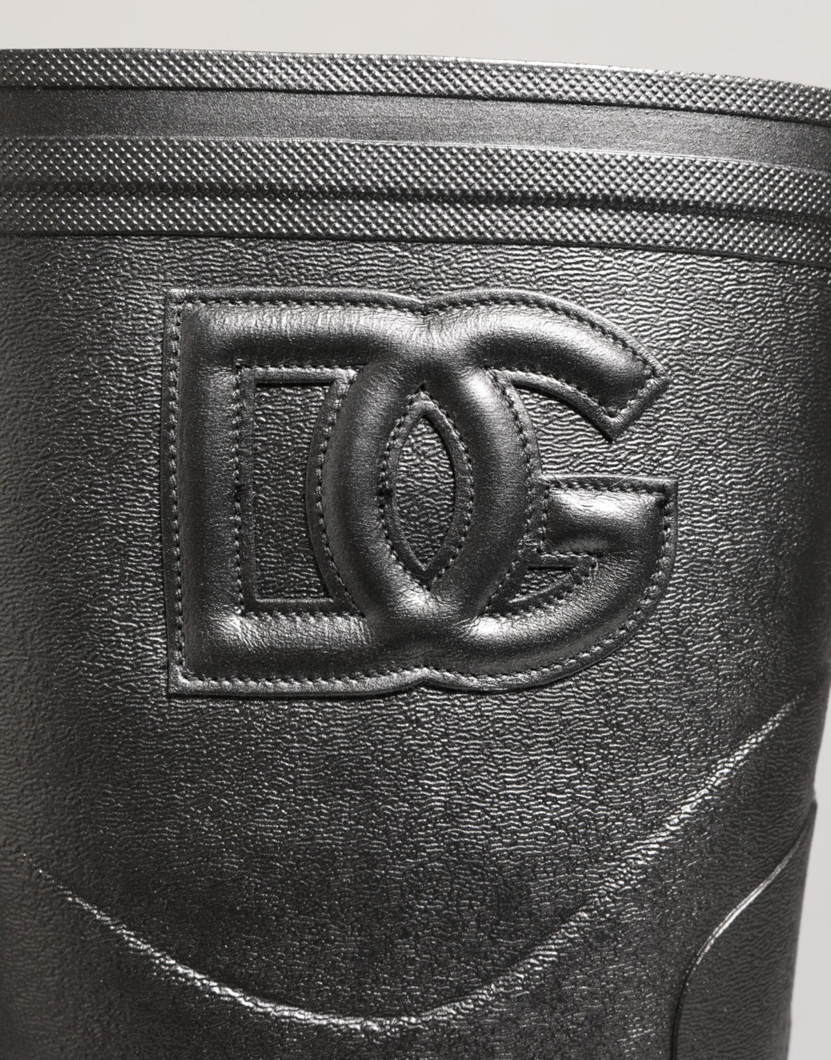Elevate your rainy day style with Dolce & Gabbana's Black Argento Pull On Rain Boots, crafted from premium waterproof rubber, embodying luxury and exquisite Italian craftsmanship.