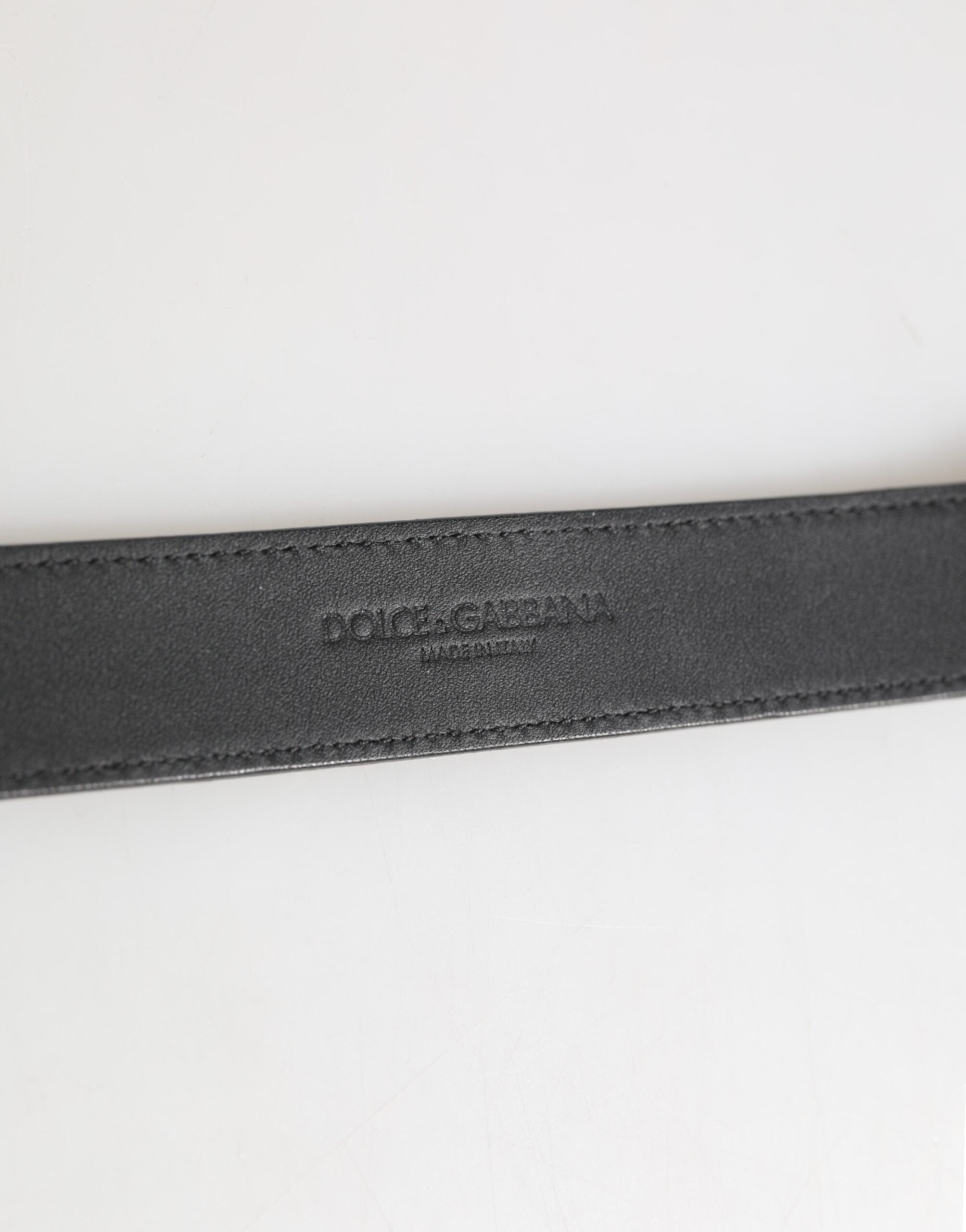 Indulge in the exquisite Dolce & Gabbana Silver Textured Leather Gold Tone Metal Neckband, a testament to Italian craftsmanship and modern elegance, perfect for elevating any ensemble.
