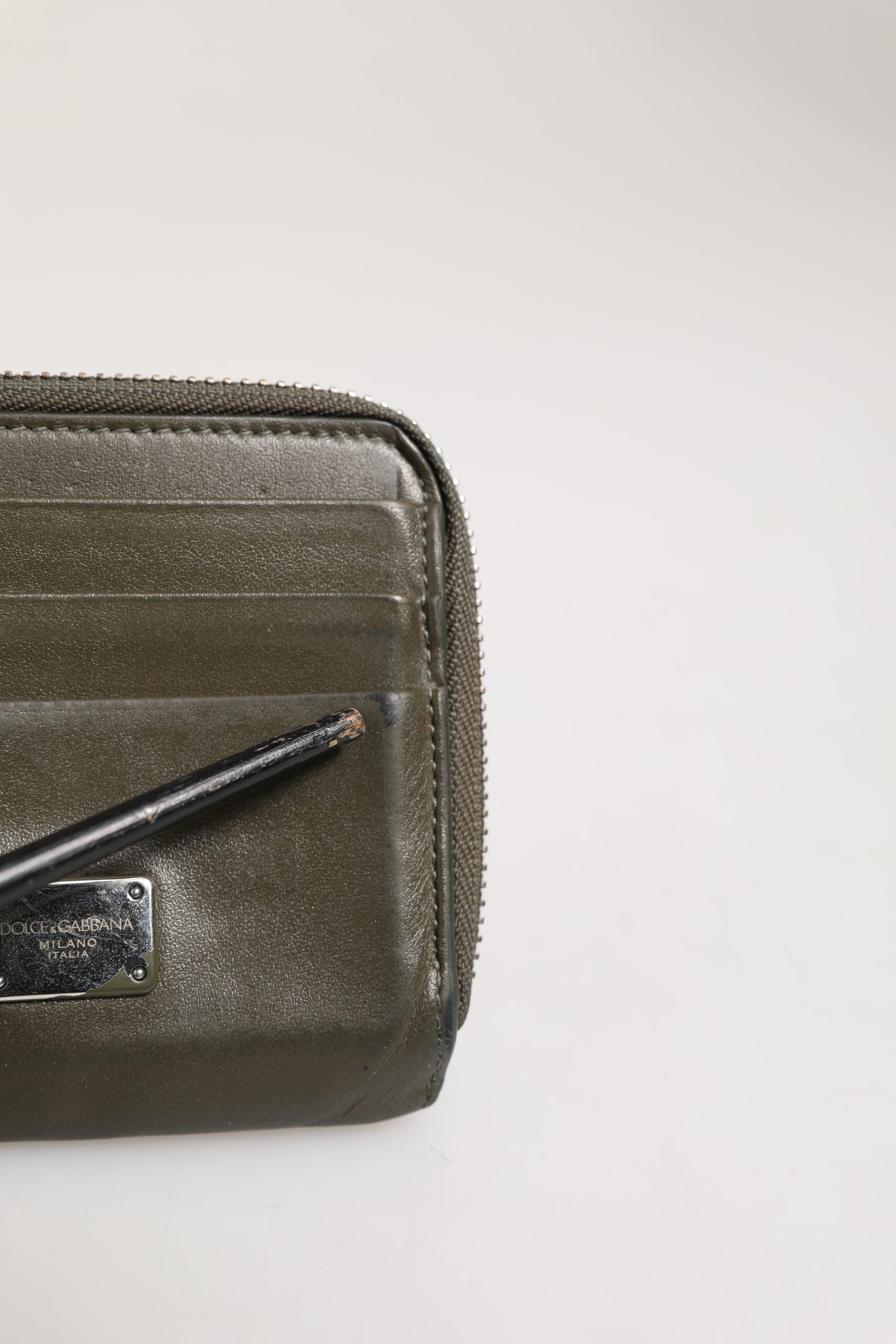Discover the Dolce & Gabbana Military Green Leather Logo Plaque Card Holder, a luxurious blend of exquisite craftsmanship and timeless elegance, perfect for the discerning individual.