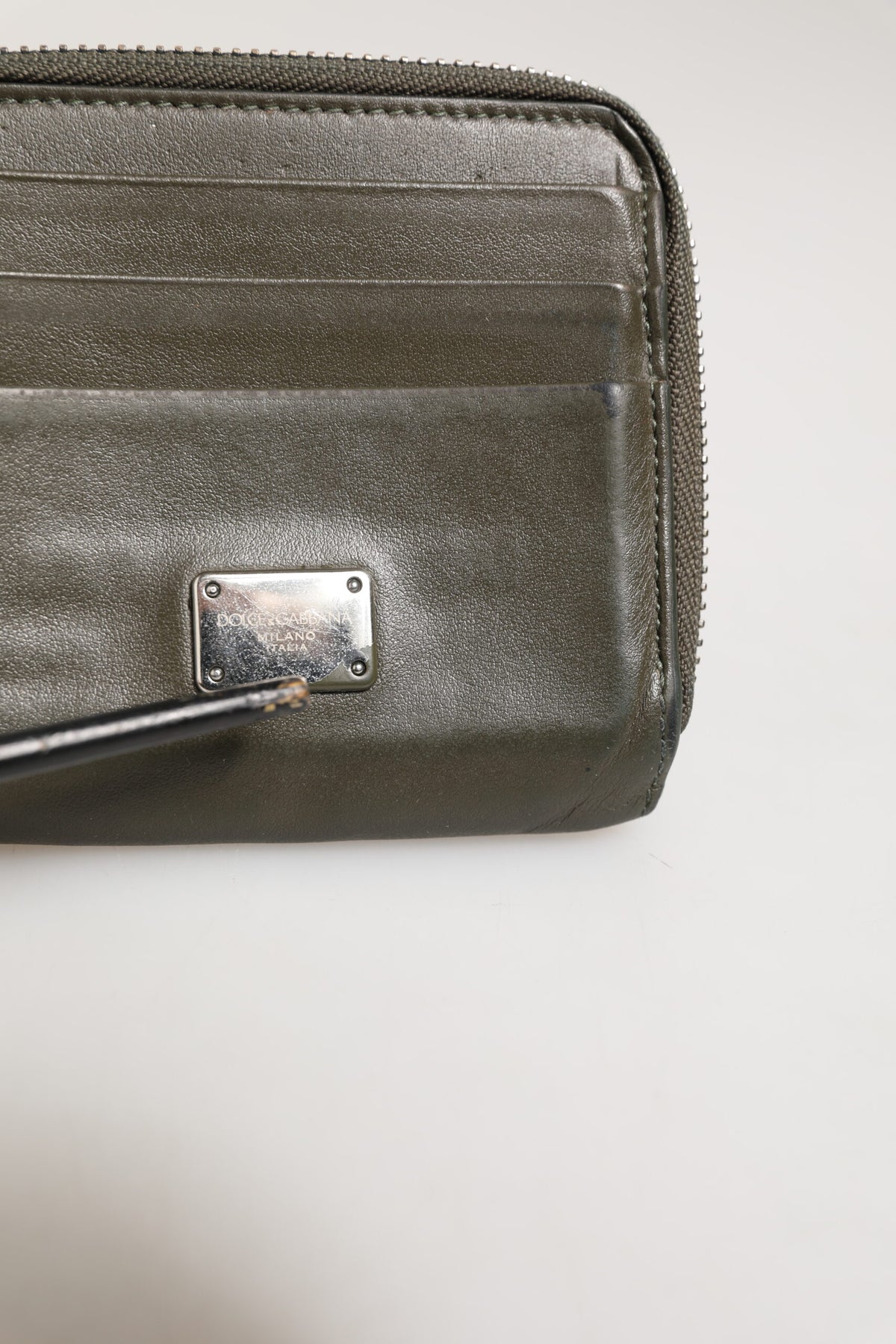 Discover the Dolce & Gabbana Military Green Leather Logo Plaque Card Holder, a masterpiece of Italian craftsmanship that embodies timeless elegance and sophistication.