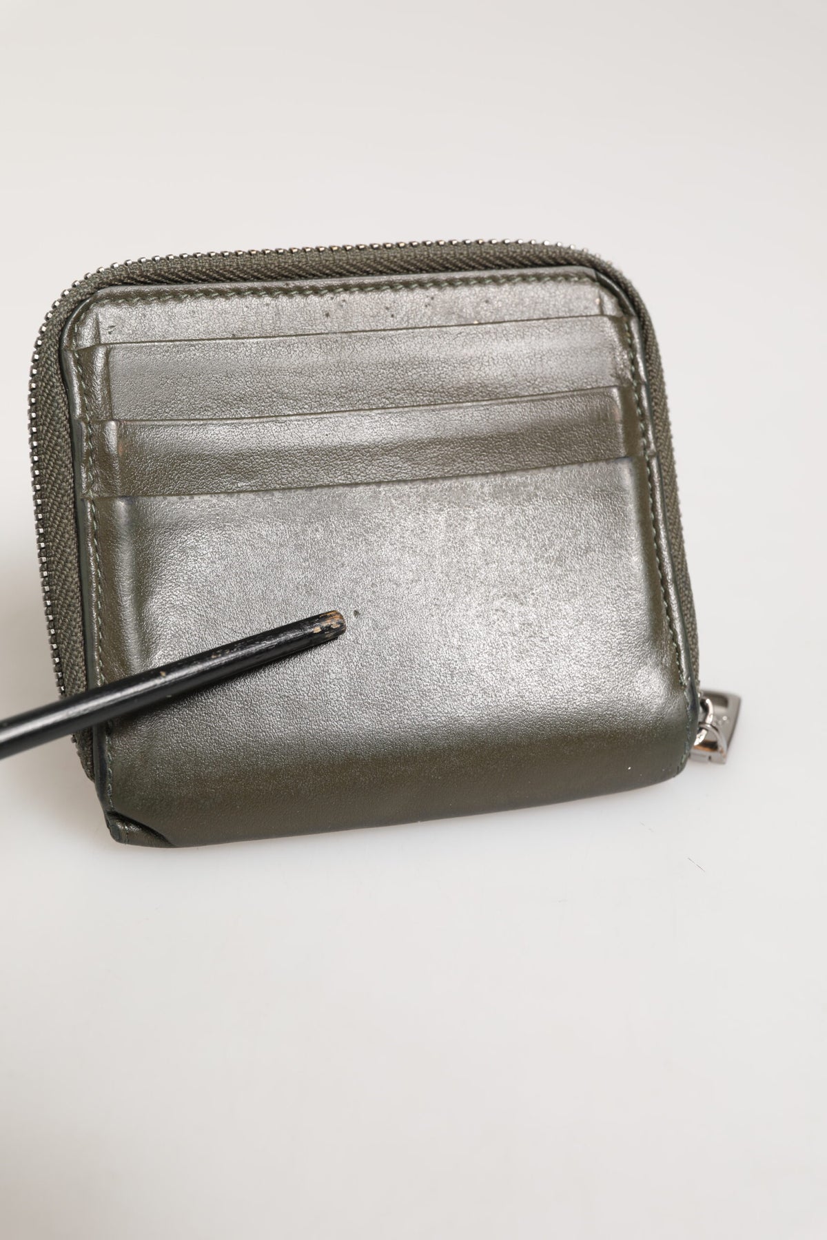 Discover the Dolce & Gabbana Military Green Leather Logo Plaque Card Holder, a testament to exquisite craftsmanship and timeless elegance, perfect for the discerning individual.