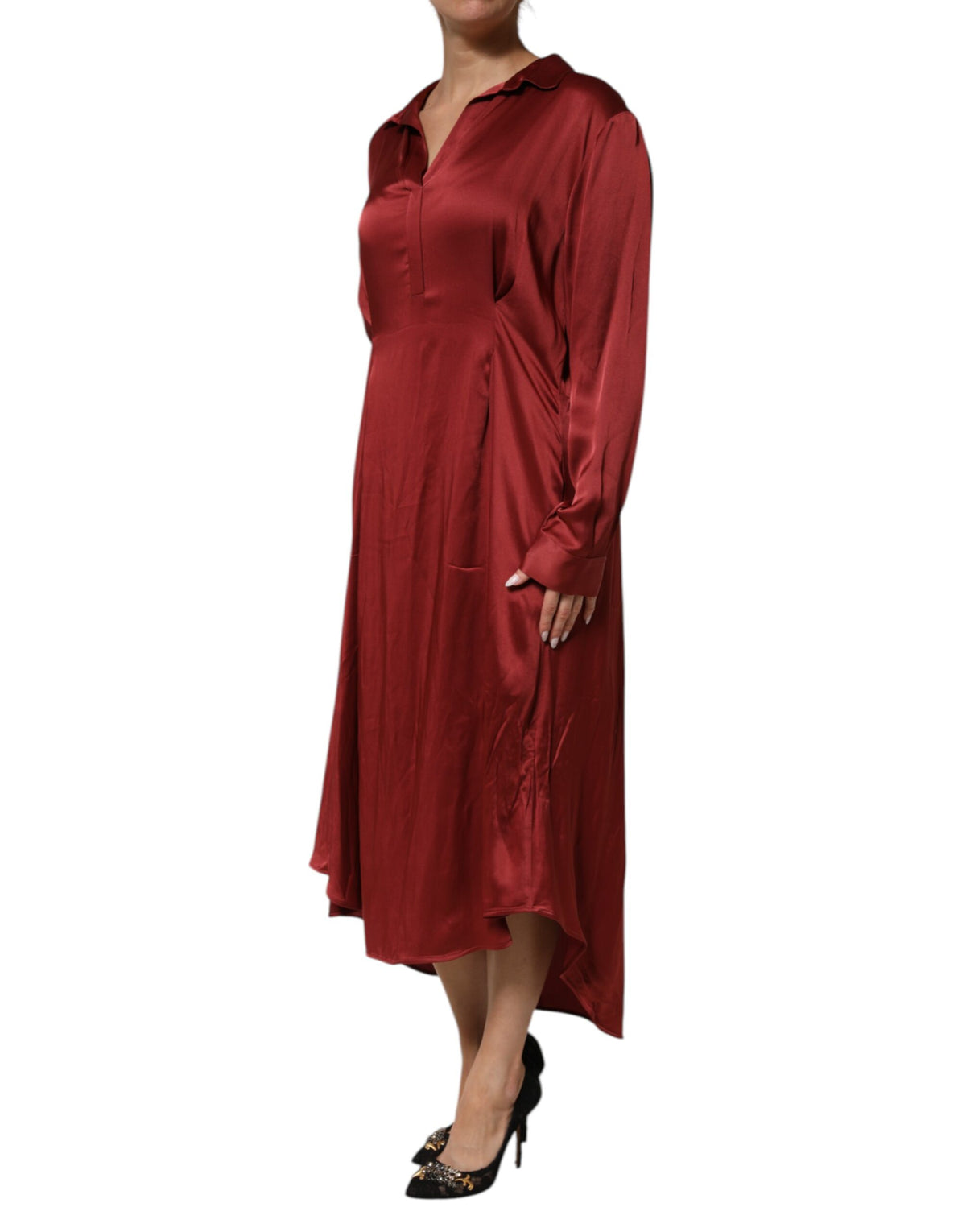 Experience the allure of the Fabiana Filippi Burgundy Acetate Viscose Satin Long Dress, where exquisite Italian craftsmanship meets luxurious elegance for unforgettable moments.
