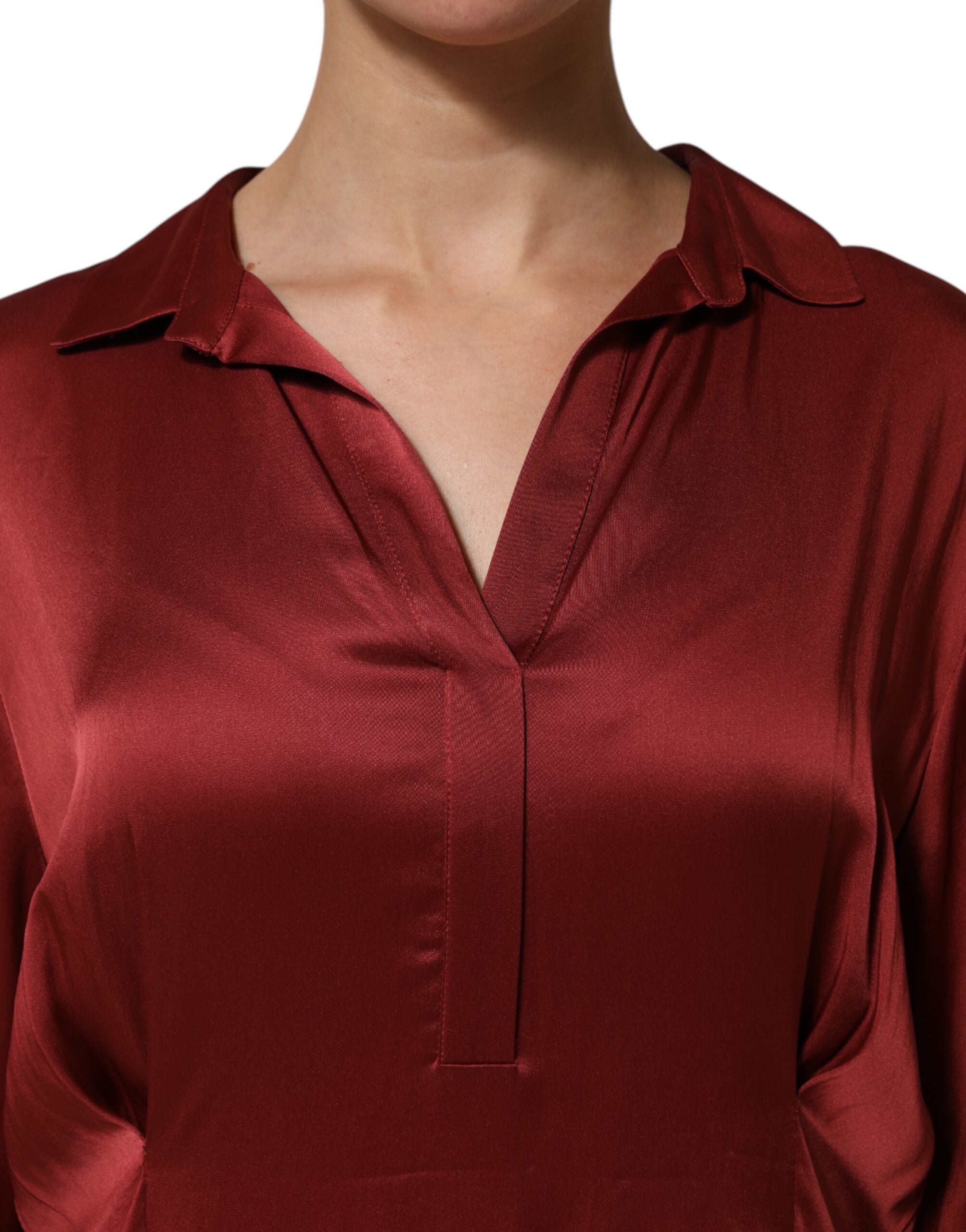 Experience the allure of the Fabiana Filippi Burgundy Acetate Viscose Satin Long Dress, a testament to Italian craftsmanship that embodies sophistication and elegance for every occasion.