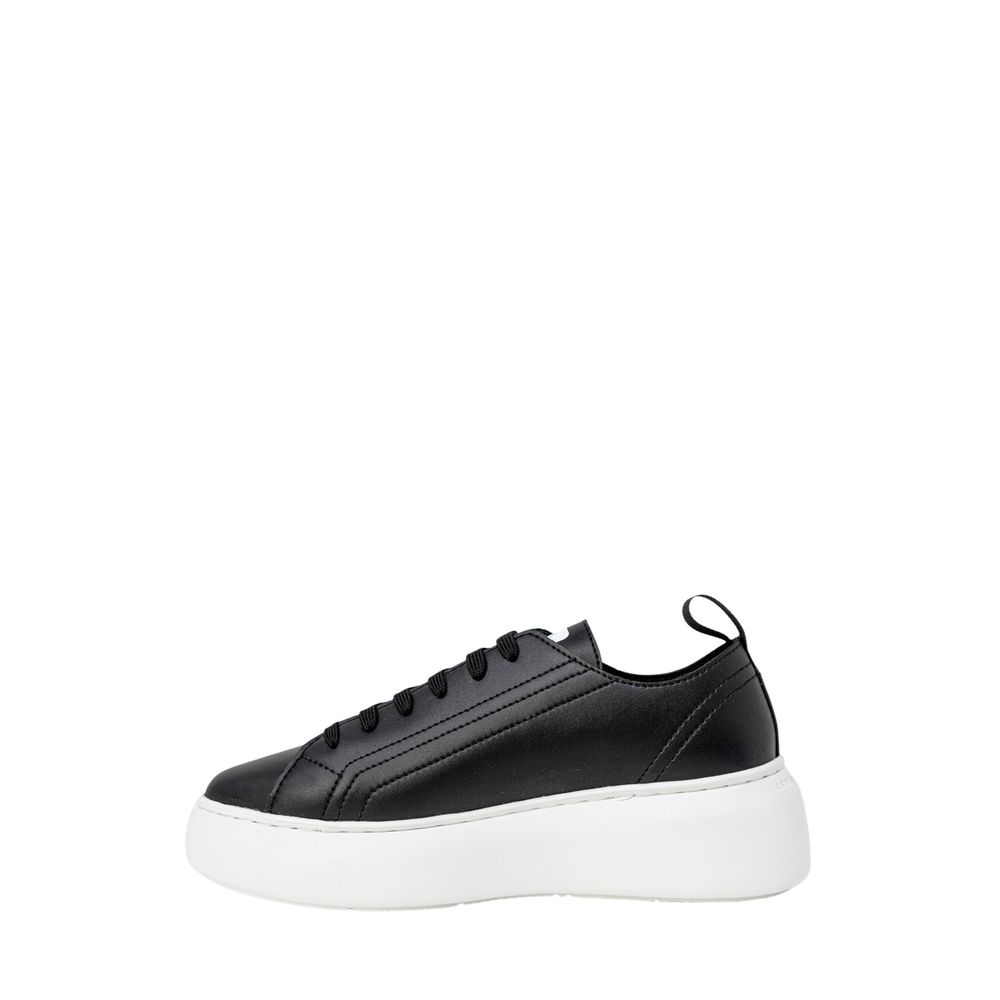Elevate your style with Armani Exchange Black Artificial Leather Low Top Sneakers, where eco-leather craftsmanship meets luxurious comfort for timeless sophistication.