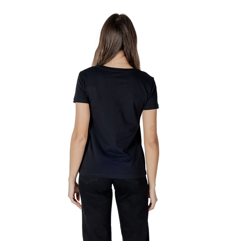 Elevate your style with the Armani Exchange Black Cotton Long Sleeve T-Shirt, a timeless piece of luxurious craftsmanship designed for effortless sophistication.