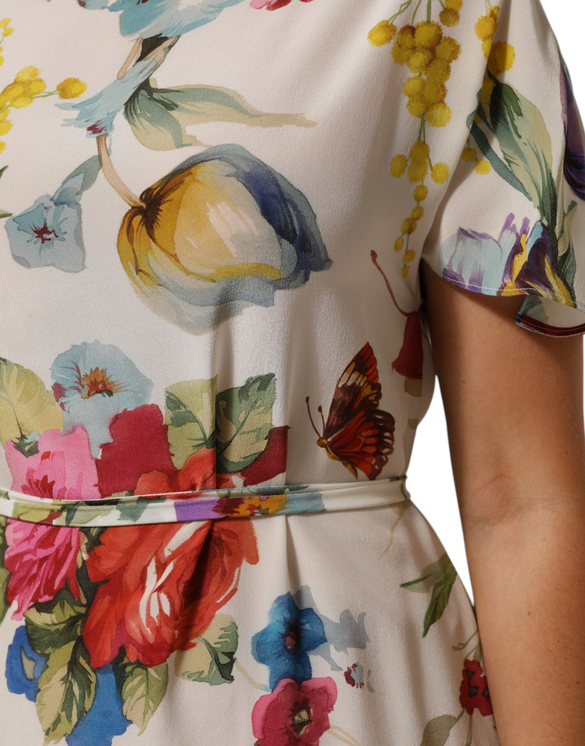 Experience the allure of the Dolce & Gabbana White Floral Print Silk Sheath Long Gown, a masterpiece of Italian craftsmanship that embodies elegance and sophistication for unforgettable moments.