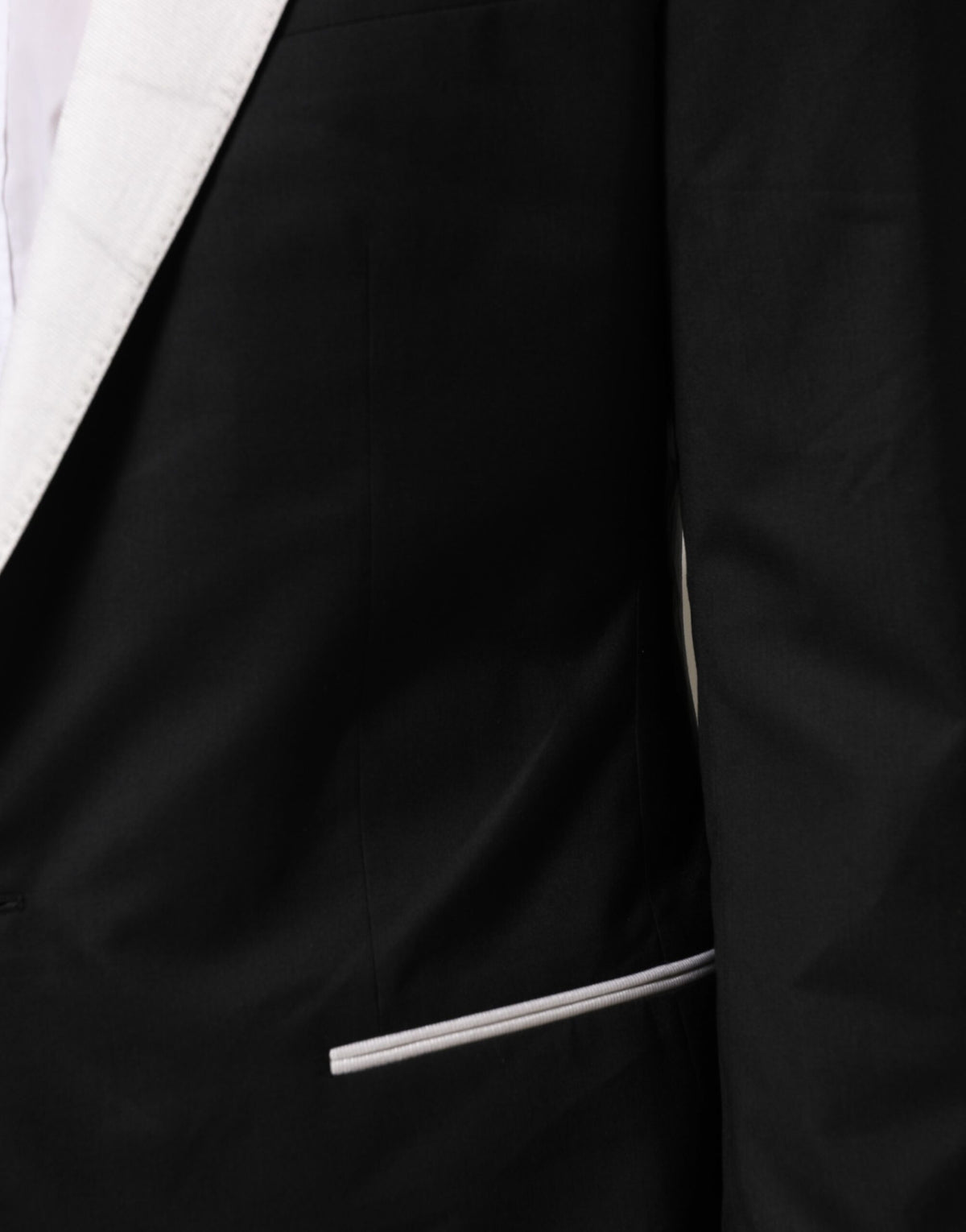 Indulge in the Dolce & Gabbana Black White MARTINI 1 Button Men Suit Blazer, a masterpiece of Italian craftsmanship that embodies timeless elegance and bold sophistication.