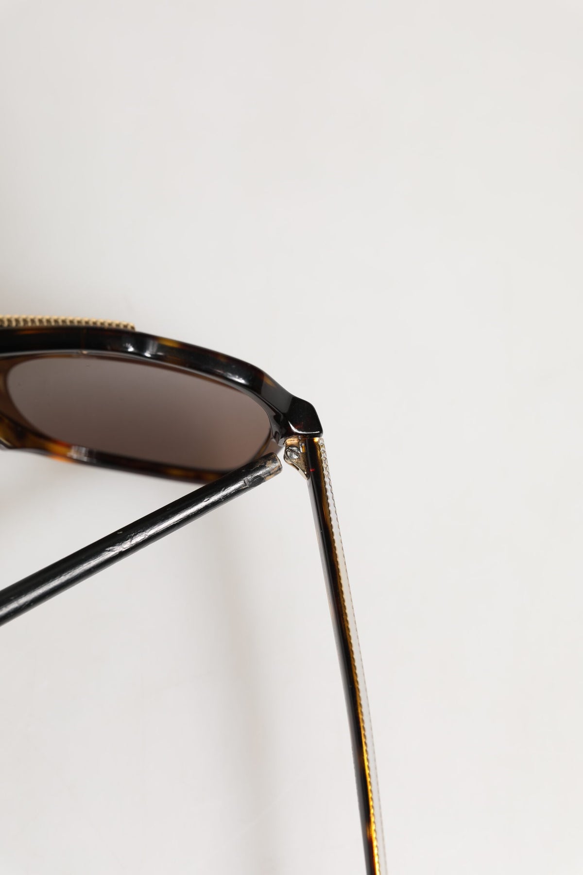 Elevate your style with Dolce & Gabbana's Dark Brown Tortoise Shell Pilot Frame Sunglasses, a timeless accessory that embodies exquisite Italian craftsmanship and luxurious allure.