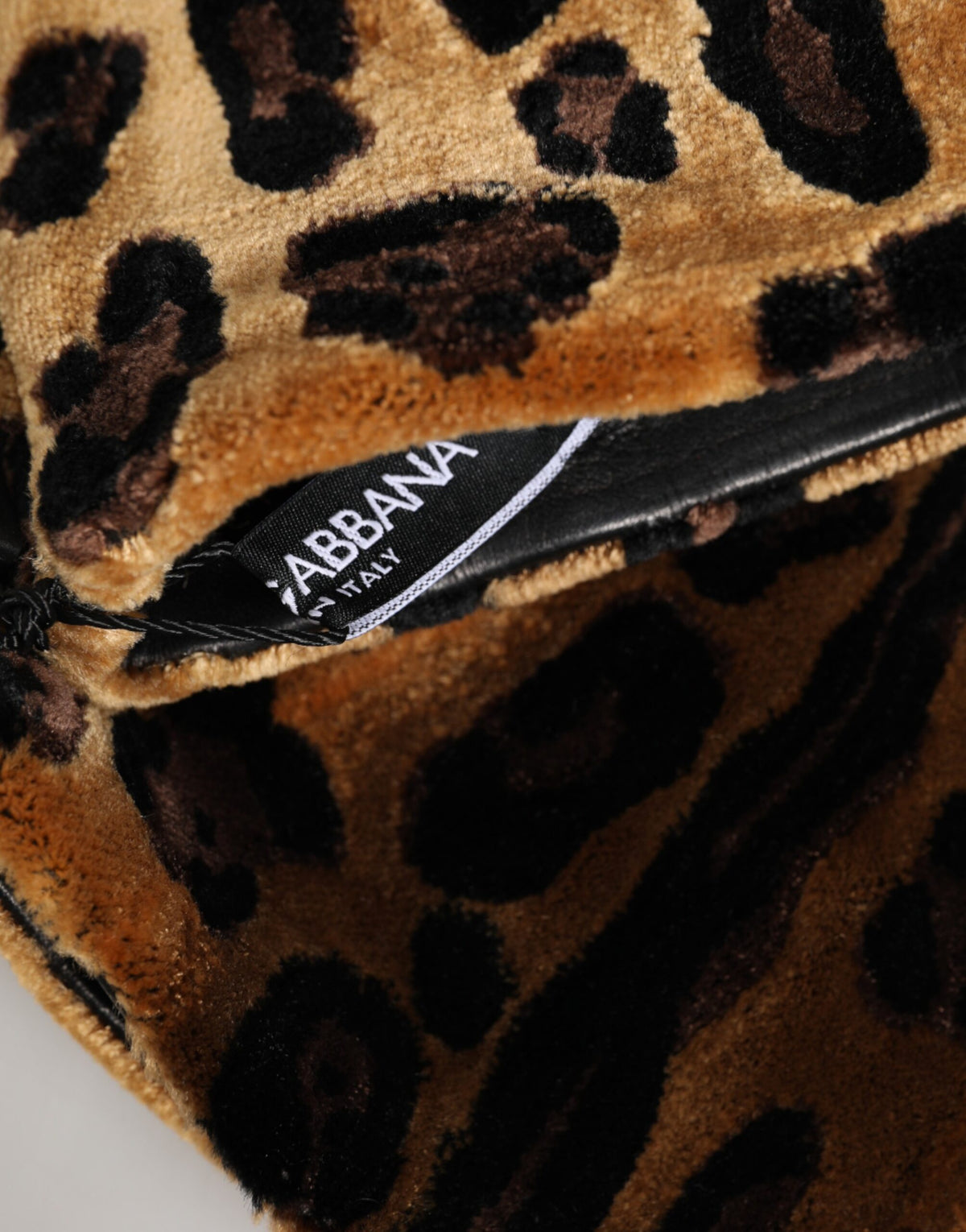 Indulge in the exquisite Dolce & Gabbana Brown Black Leopard Leather Elbow Length Mitten Gloves, crafted in Italy for those who embrace luxury and sophistication.