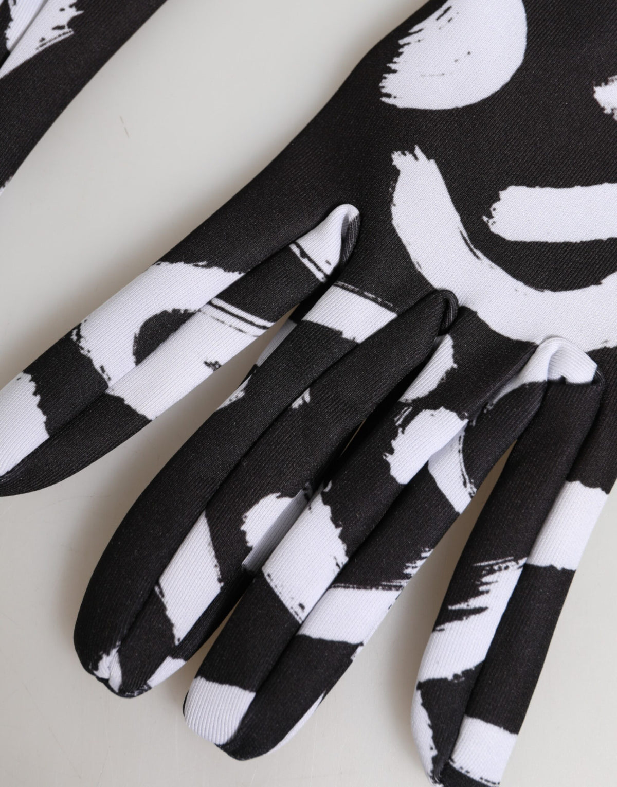 Elevate your style with Dolce & Gabbana's Black White DG Logo Elbow Length Mitten Gloves, a rare blend of exquisite craftsmanship and luxurious allure, perfect for the discerning individual.