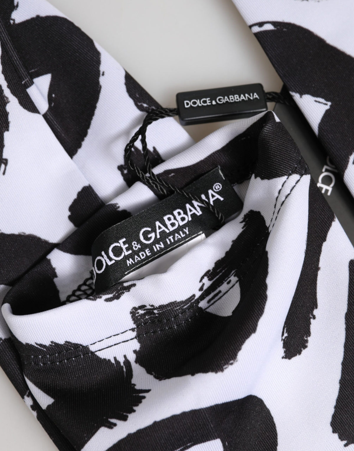 Indulge in the exquisite Dolce & Gabbana Black White DG Logo Elbow Length Mitten Gloves, where Italian craftsmanship meets luxurious elegance, perfect for the discerning fashion connoisseur.