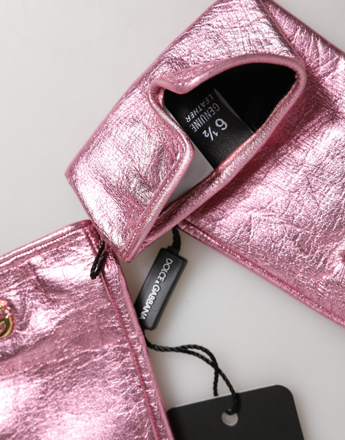 Indulge in the exquisite Dolce & Gabbana Pink Leather DG Logo Wrist Length Mitten Gloves, where Italian craftsmanship meets vibrant elegance, perfect for the discerning fashion connoisseur.