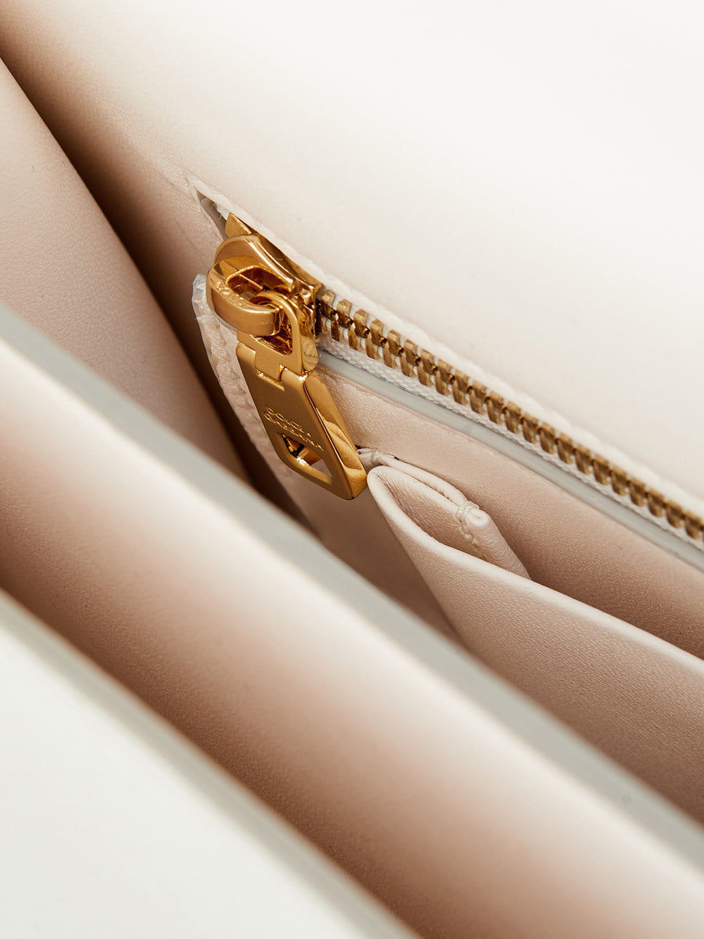 Dolce & Gabbana White Leather Shoulder Bag with Maxi Logo - DEA STILOSA MILANO