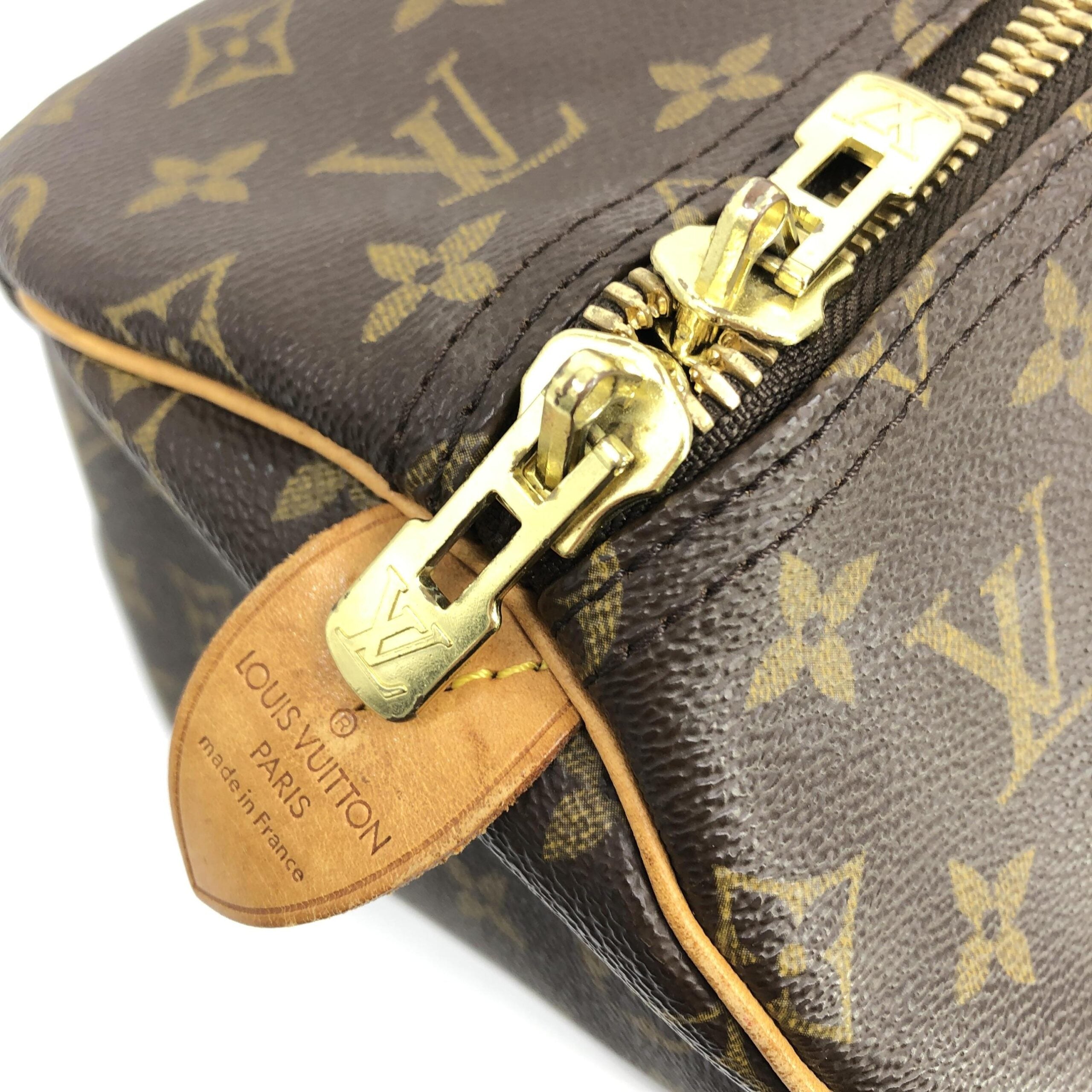 Experience the timeless elegance of the Louis Vuitton Monogram Keepall 55 Handbag, a masterpiece of luxurious craftsmanship and iconic design for discerning individuals.
