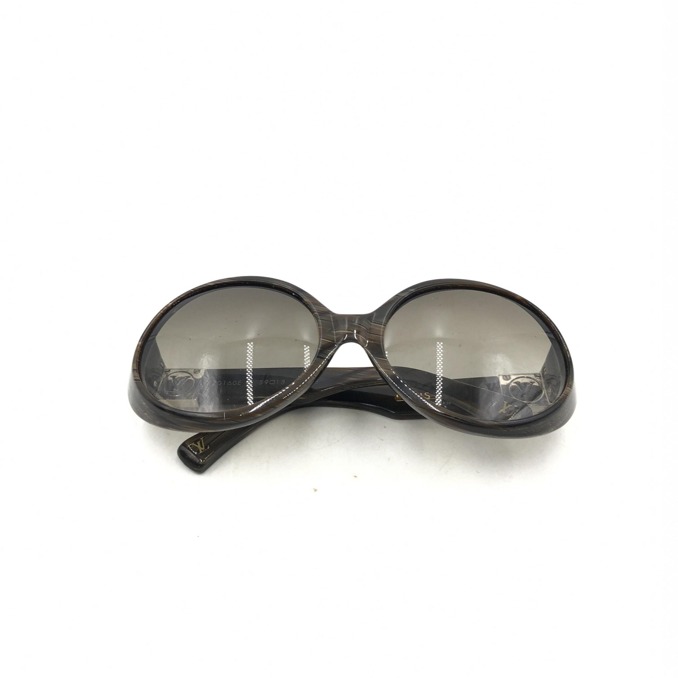 Elevate your style with Louis Vuitton Suspense BugEye Sunglasses, featuring polarized lenses and exquisite craftsmanship, embodying timeless luxury and sophistication.