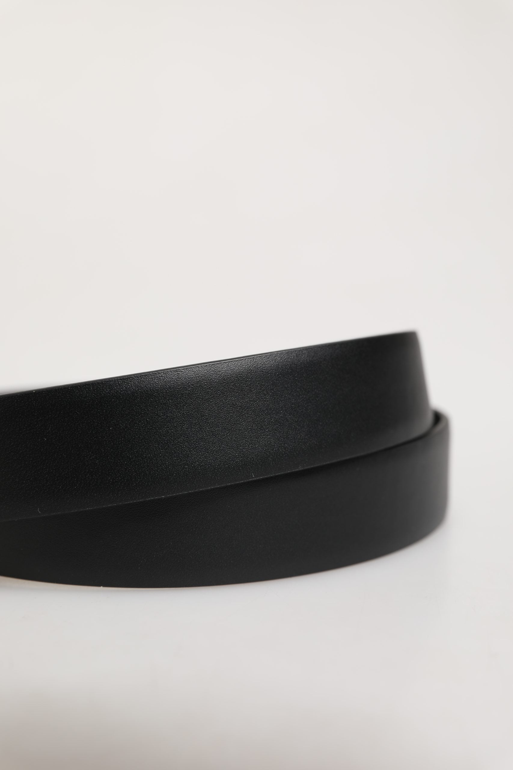 Elevate your style with the Dolce & Gabbana Men Black Classic Leather Metal Buckle Belt, a timeless accessory crafted from luxurious calf leather, embodying sophistication and elegance.
