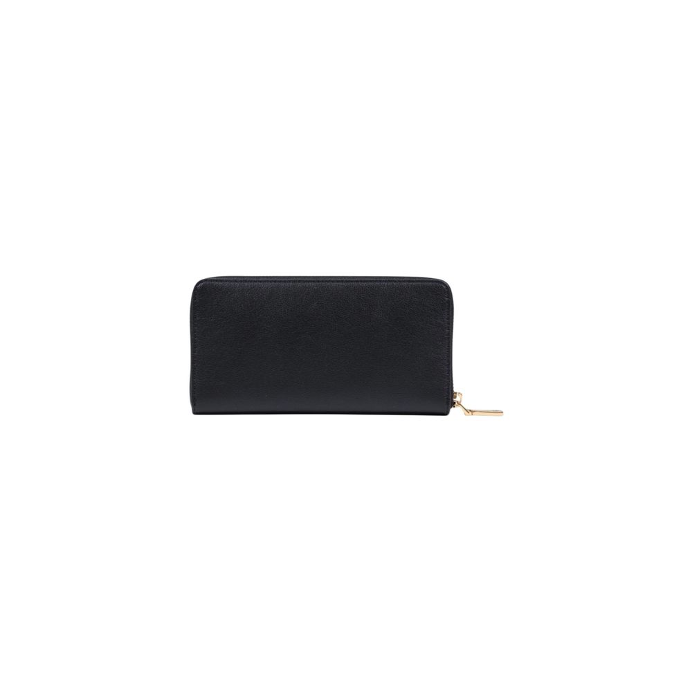 Discover the Love Moschino Black Polyethylene Wallet, a blend of exquisite craftsmanship and refined luxury, perfect for elevating your everyday elegance.