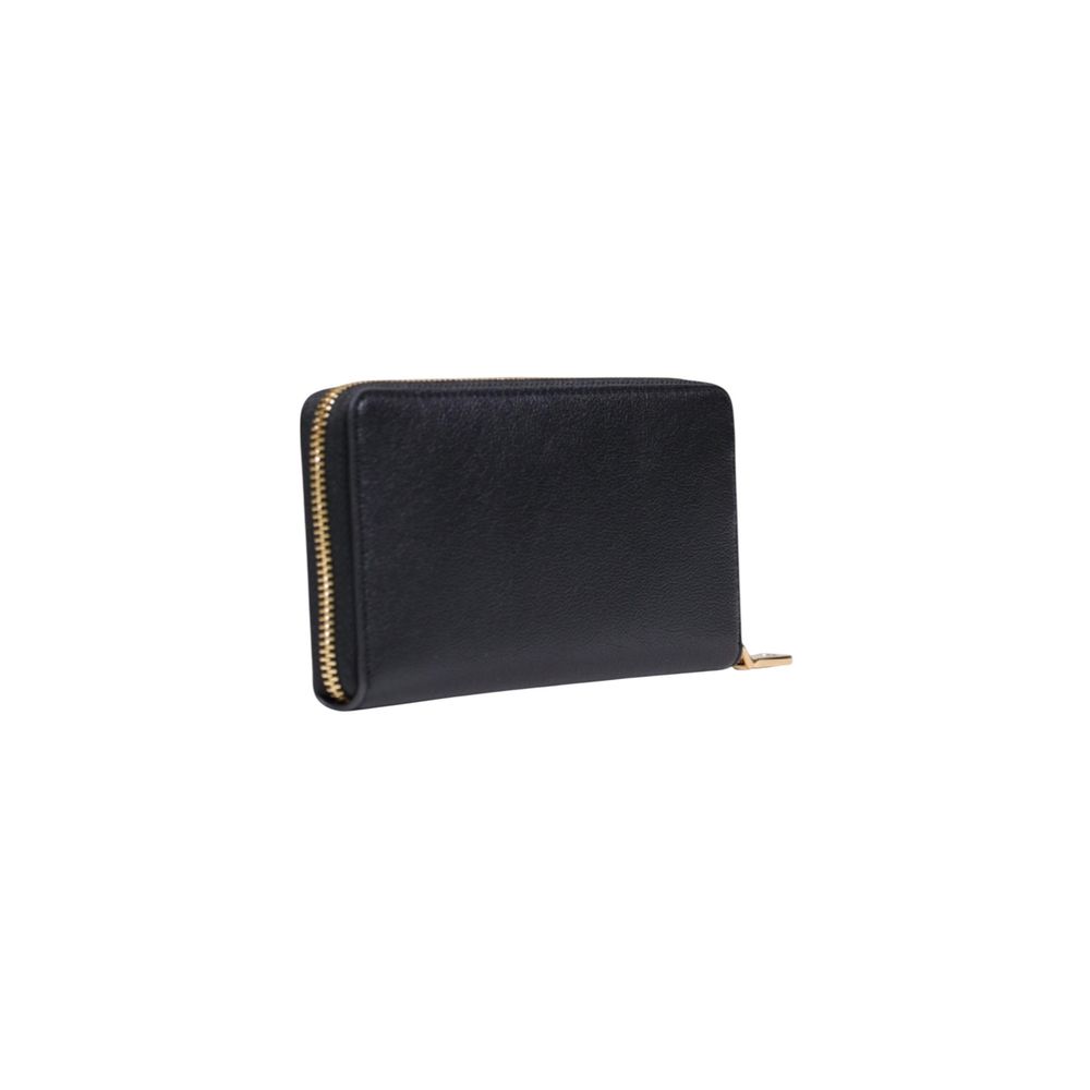 Discover the Love Moschino Black Polyethylene Wallet, a blend of exquisite craftsmanship and refined elegance, perfect for the discerning individual seeking daily luxury.