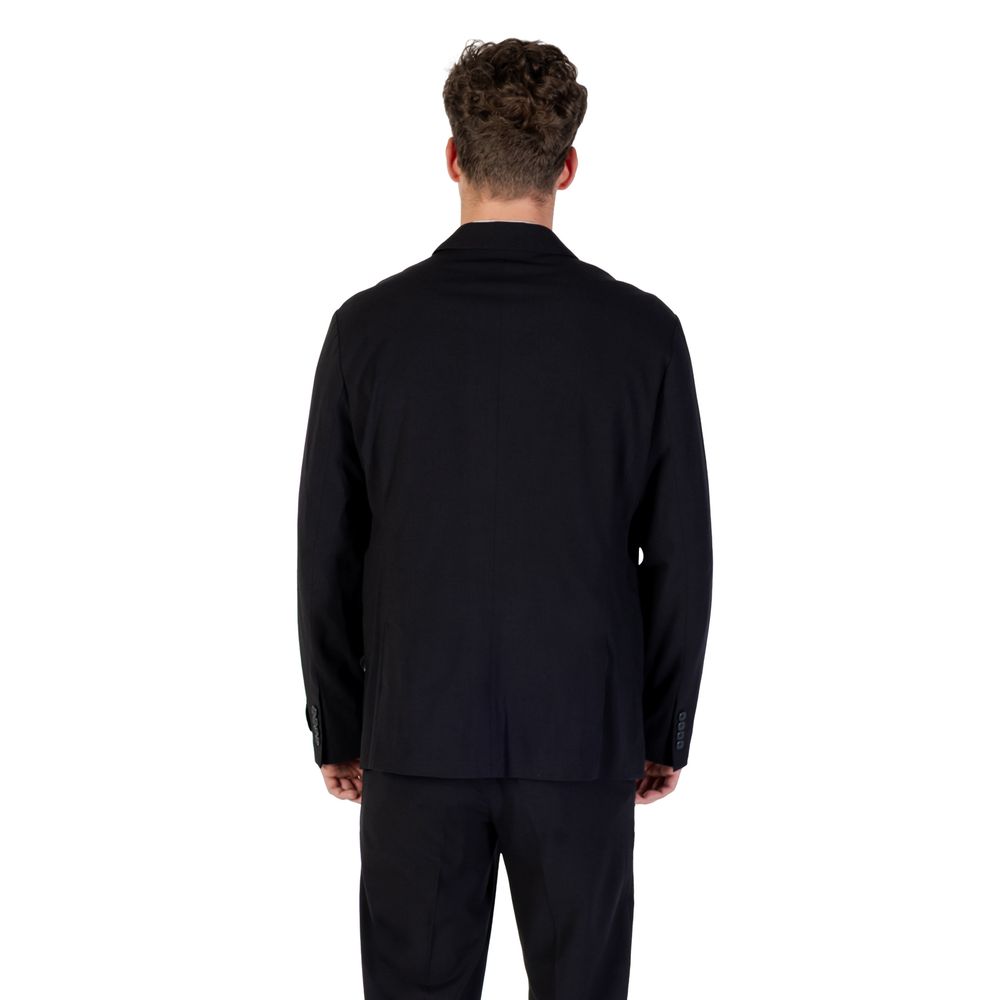 Elevate your wardrobe with the Armani Exchange Black Lyocell Blazer, crafted from a luxurious blend of premium fabrics for timeless sophistication and modern elegance.