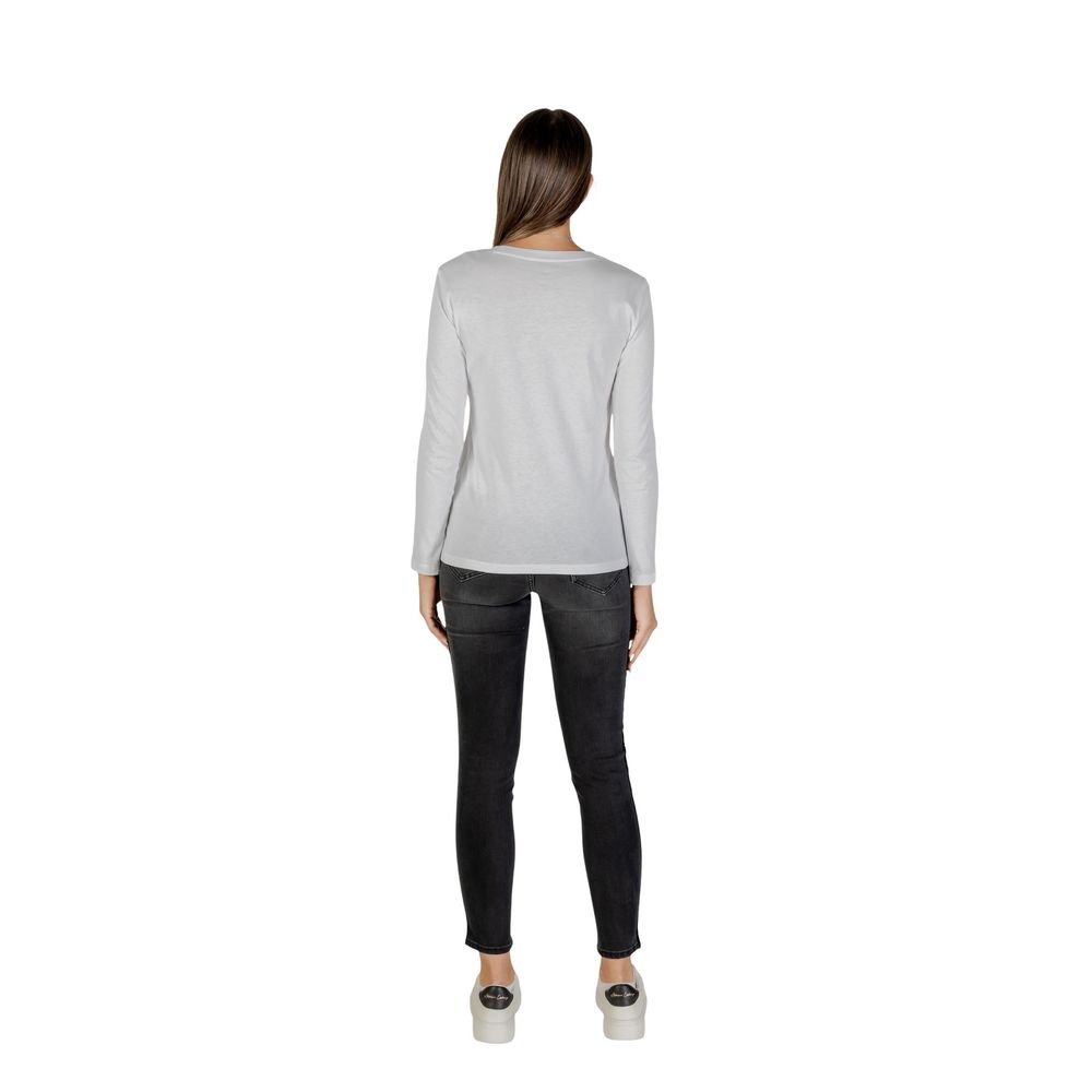 Elevate your wardrobe with the Armani Exchange White Cotton Long Sleeve T-Shirt, a luxurious blend of comfort and sophistication, perfect for every occasion.