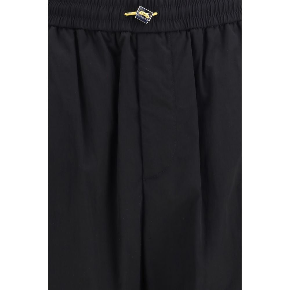 Discover the Fendi Black Cotton Cargo Pants, a blend of elegance and modernity crafted from luxurious stretch cotton, perfect for the discerning individual.