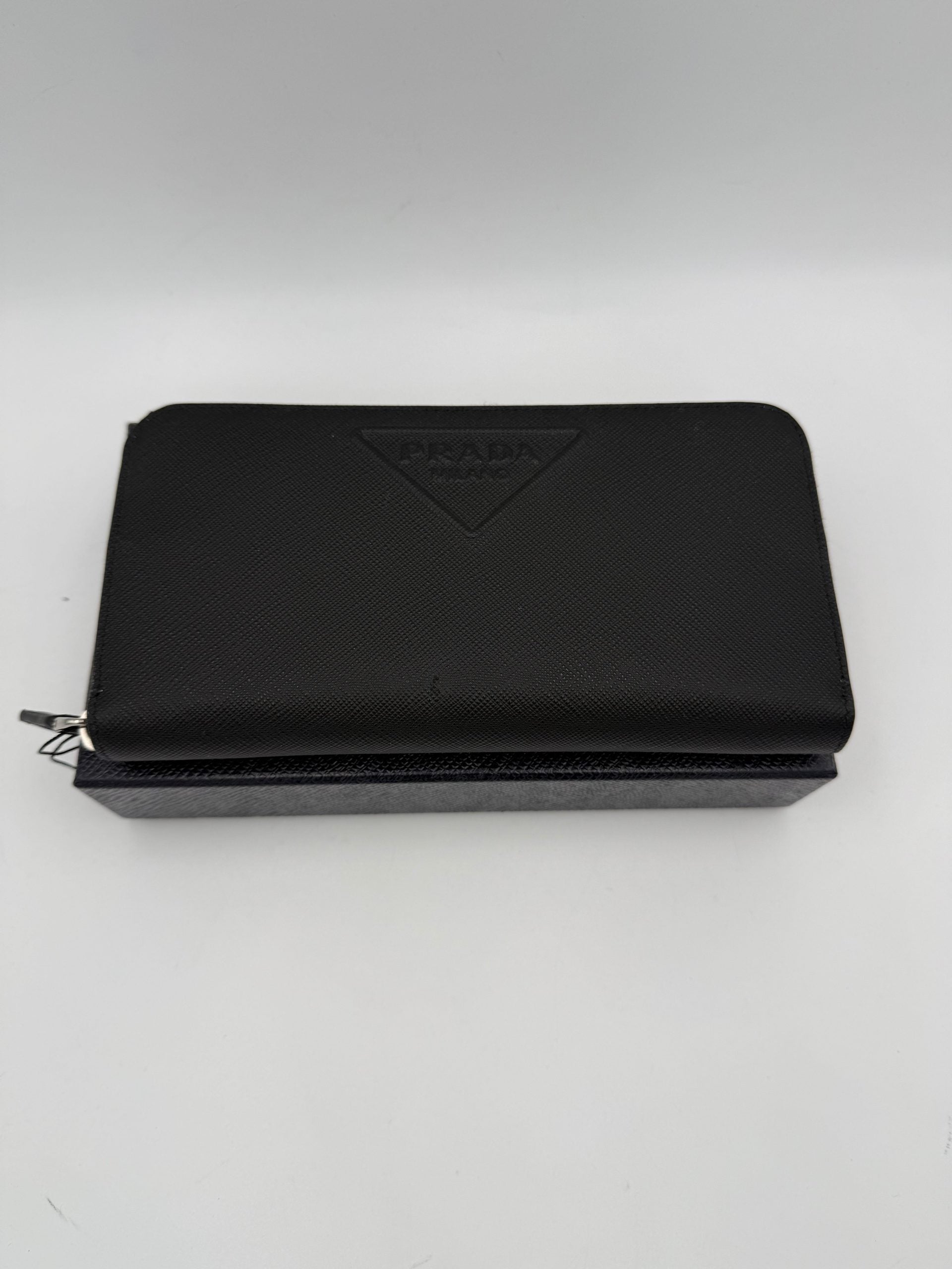 Indulge in the exquisite Prada PRADA Zip in Saffiano Leather Wallet, a symbol of refined luxury and timeless elegance, crafted for the discerning individual.