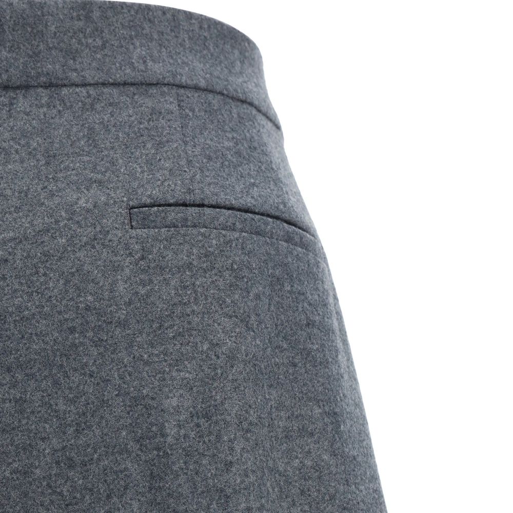 Discover the timeless elegance of Jil Sander's Gray Wool Casual Pants, crafted from 100% Italian wool, embodying luxury and sophistication for the discerning individual.