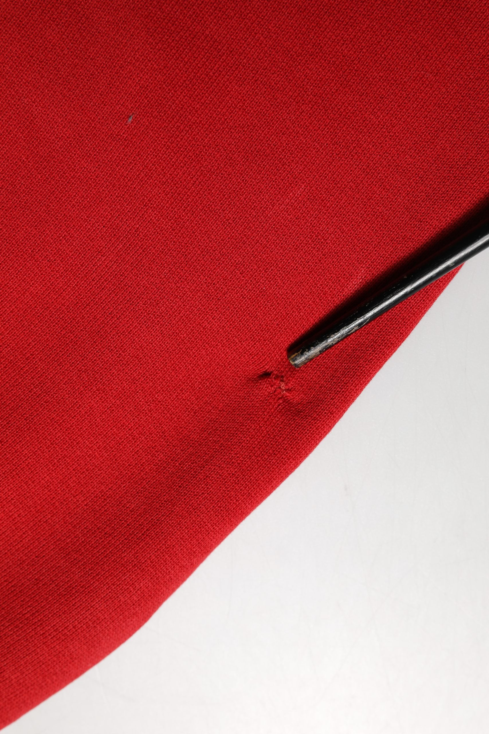 Experience the allure of Dolce & Gabbana's red cropped Basilico sweatshirt, a luxurious blend of style and comfort, embodying sophistication and bold elegance.