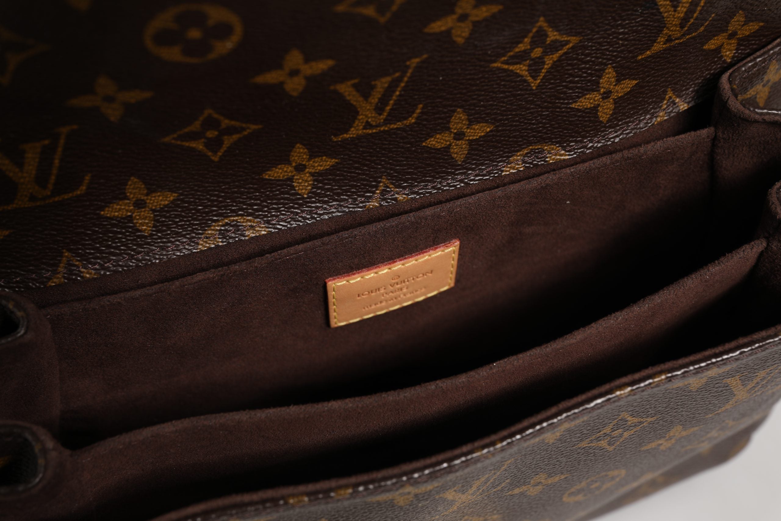Elevate your style with the Louis Vuitton Pochette Métis Monogram, a timeless blend of luxury and elegance, crafted for those who appreciate exquisite artistry and sophistication.