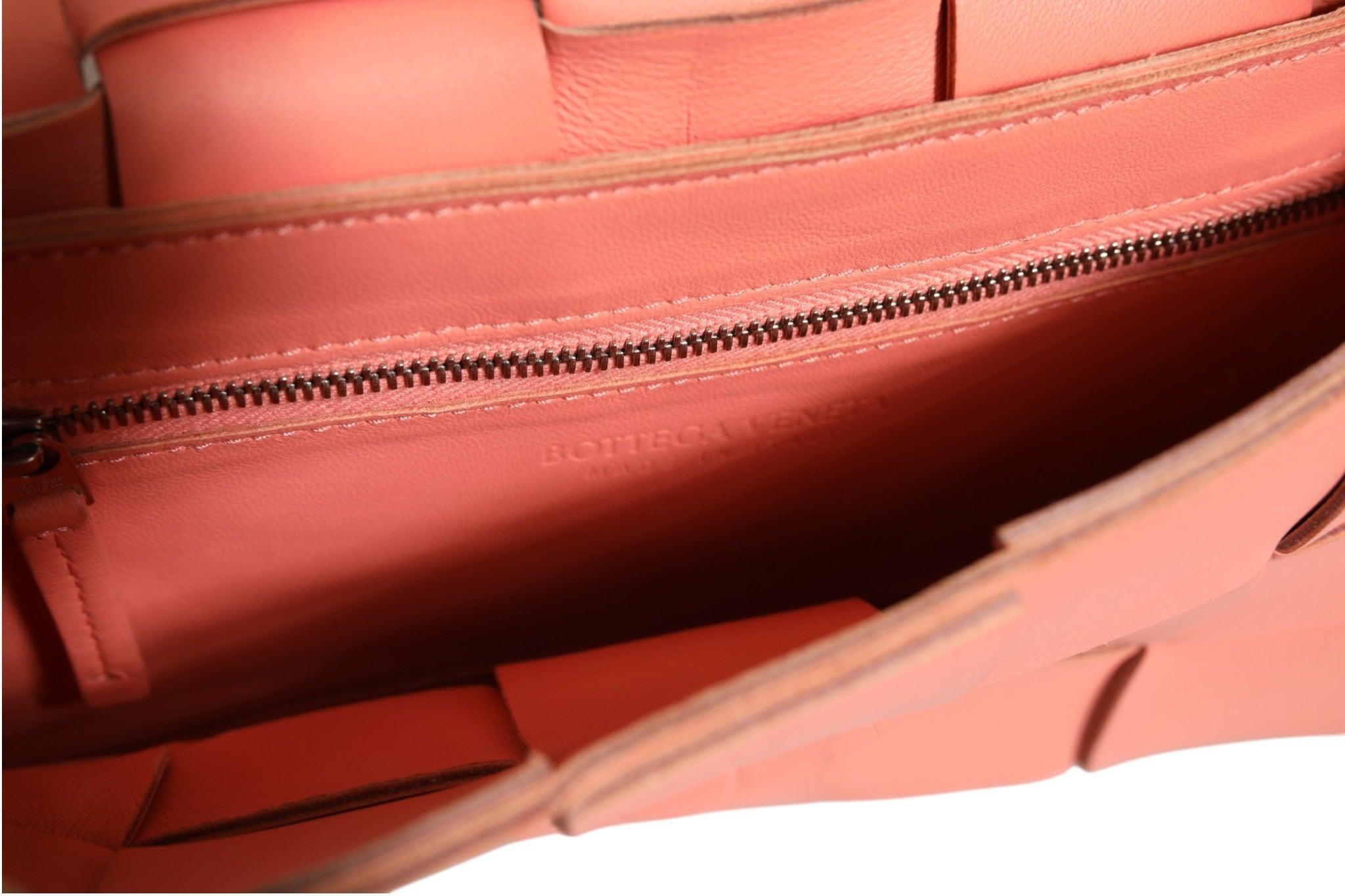 Bottega Veneta Lambskin Maxi Intrecciato Cassette Designer Bag
