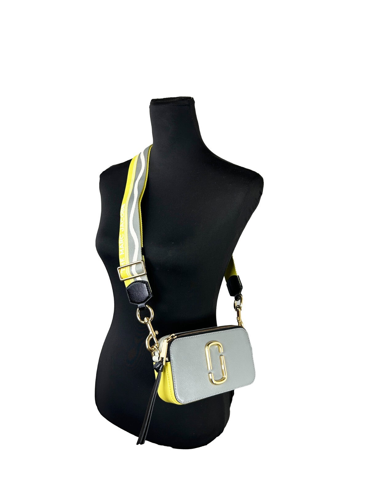 Discover the Marc Jacobs The Snapshot New York Crossbody Bag, a blend of premium leather and exquisite craftsmanship, elevating your style with luxurious versatility.