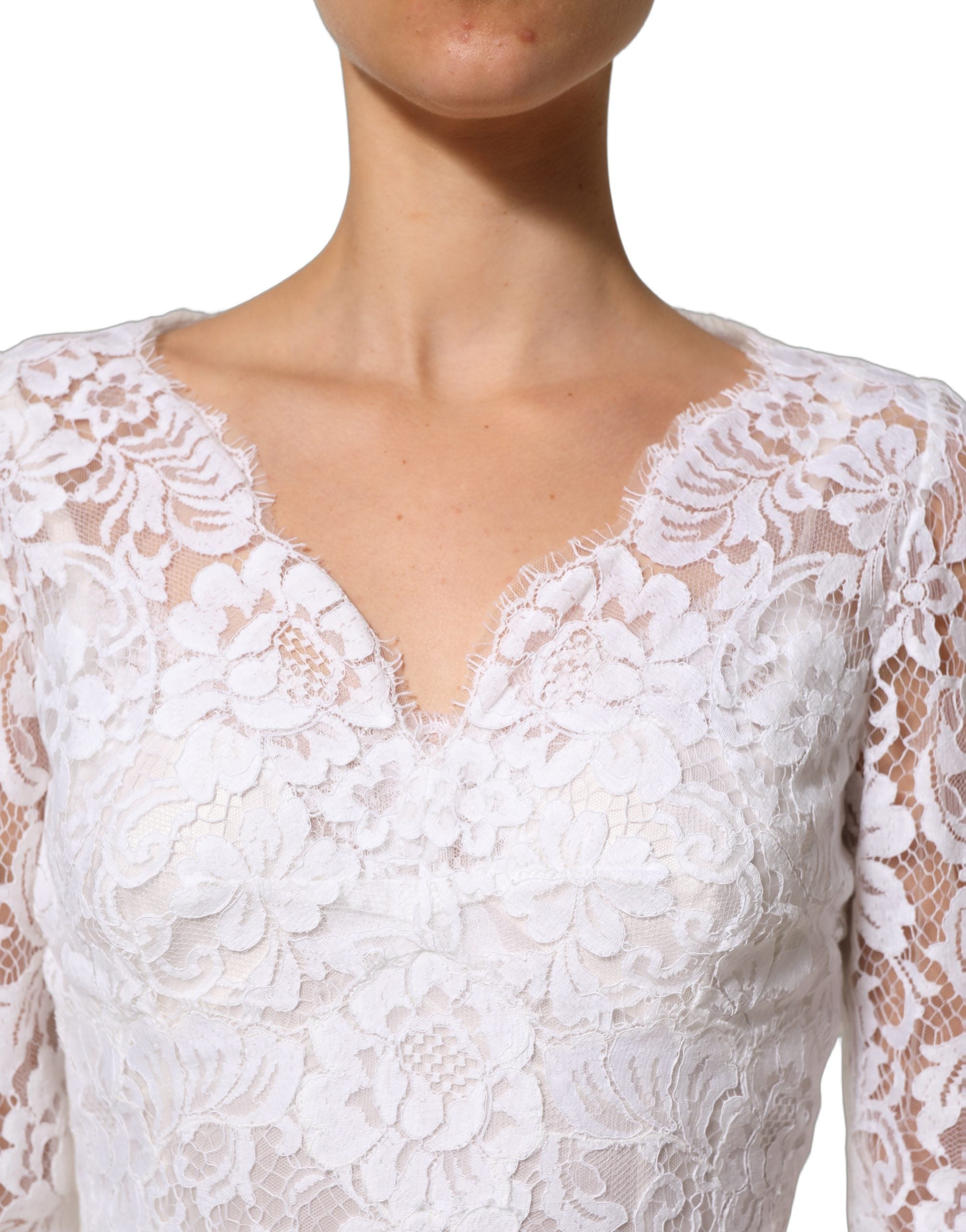 Experience the exquisite allure of the Dolce & Gabbana White Cotton Floral Lace Long Gown, a masterpiece of Italian craftsmanship that embodies timeless elegance and sophistication.