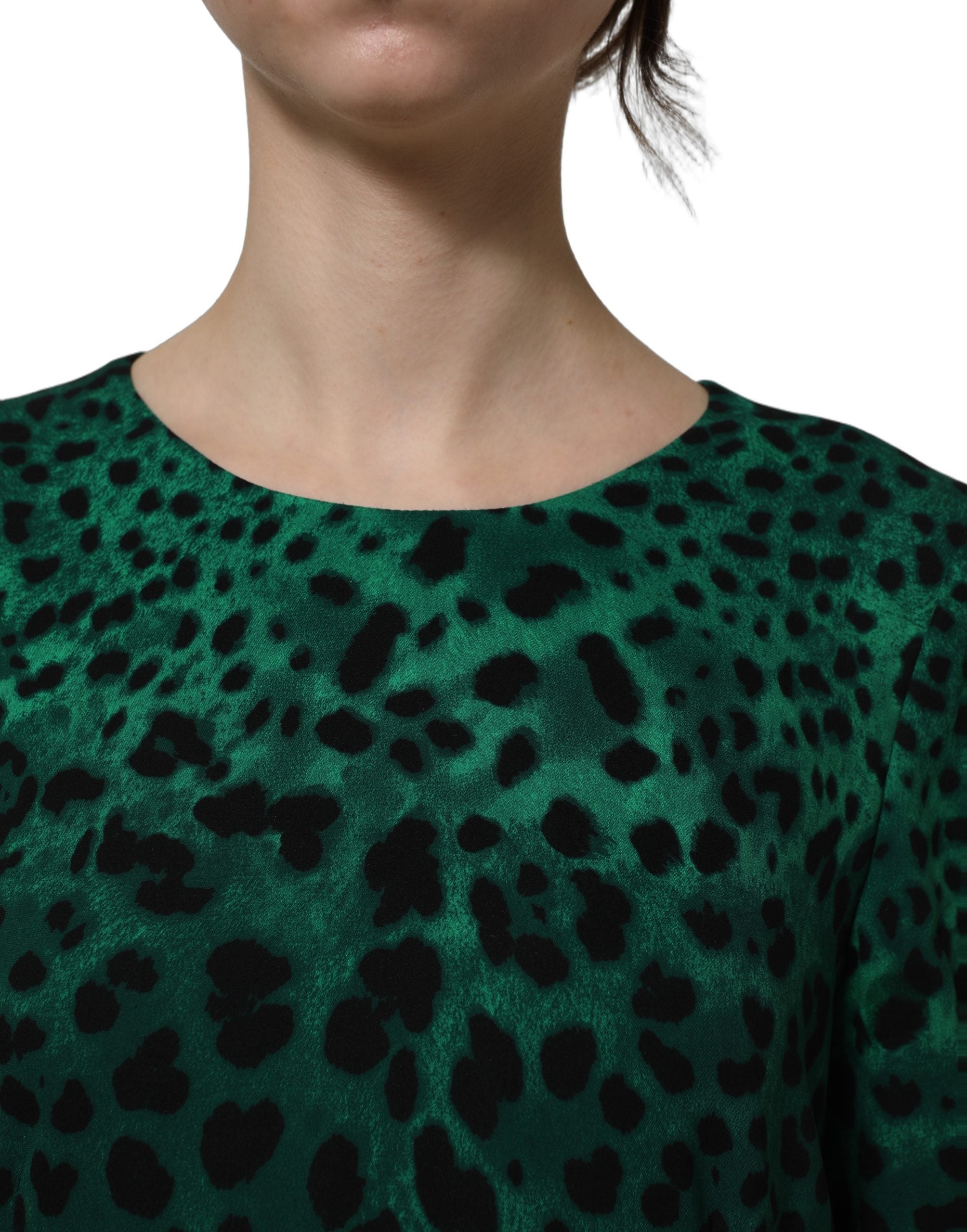 Indulge in the exquisite allure of Dolce & Gabbana's Green Leopard Print Silk Knee Length Dress, a masterpiece of Italian craftsmanship that defines elegance and sophistication.