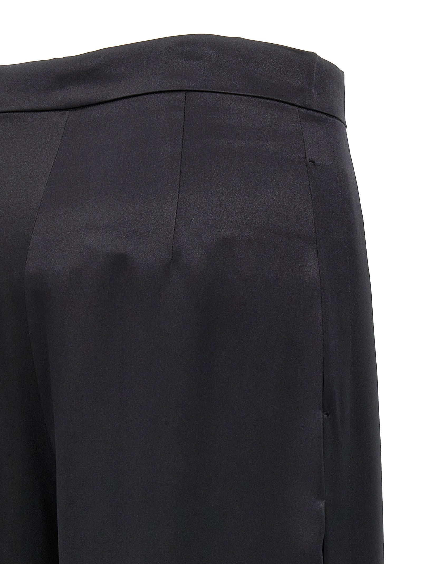 Discover the exquisite Max Mara Black Silk Casual Pants, a blend of artisanal luxury and effortless elegance, crafted from 100% silk for the discerning individual.